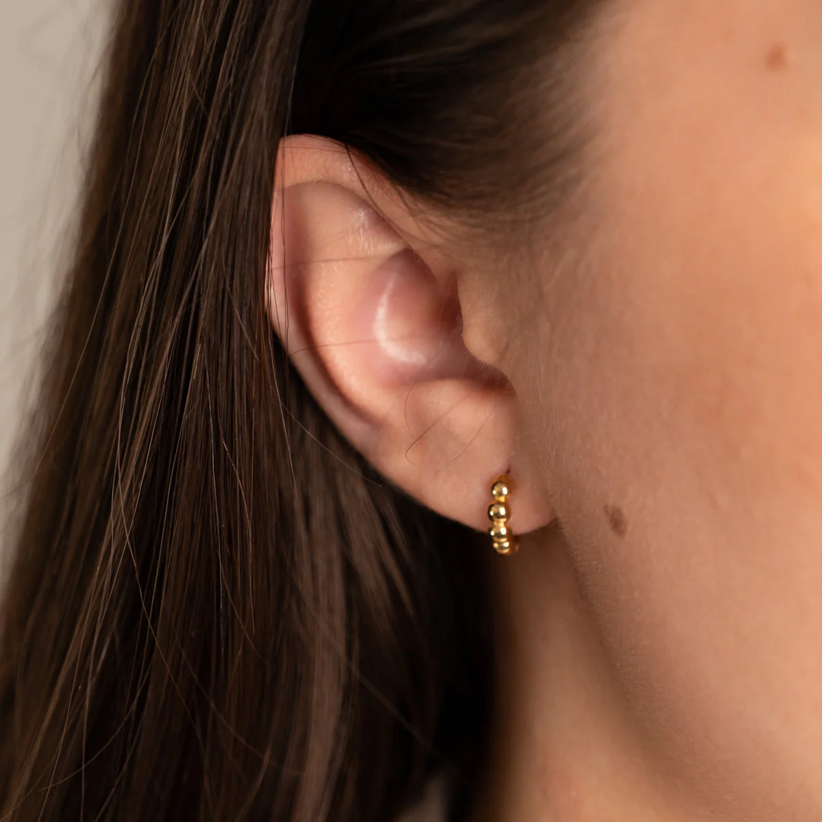 DICTE SMALL GOLDEN CREOL EARRING - Image 7
