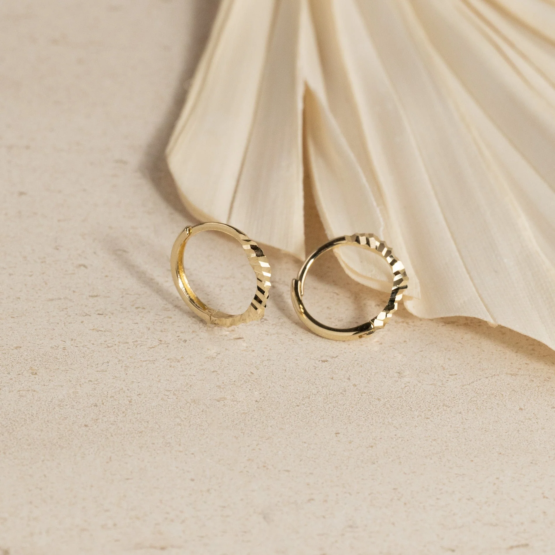 DINA SOLID GOLD EARRING - Image 3