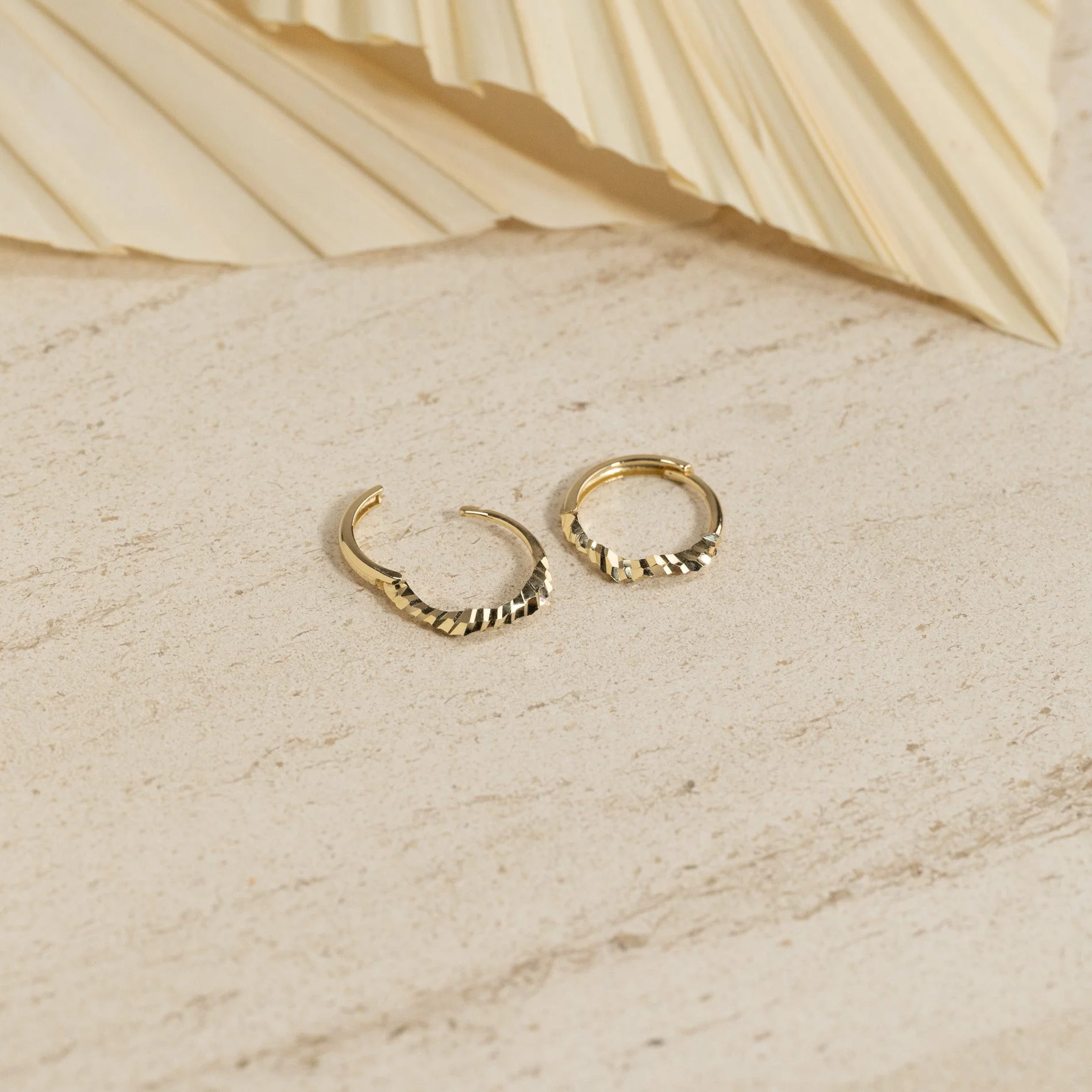 DINA SOLID GOLD EARRING - Image 6