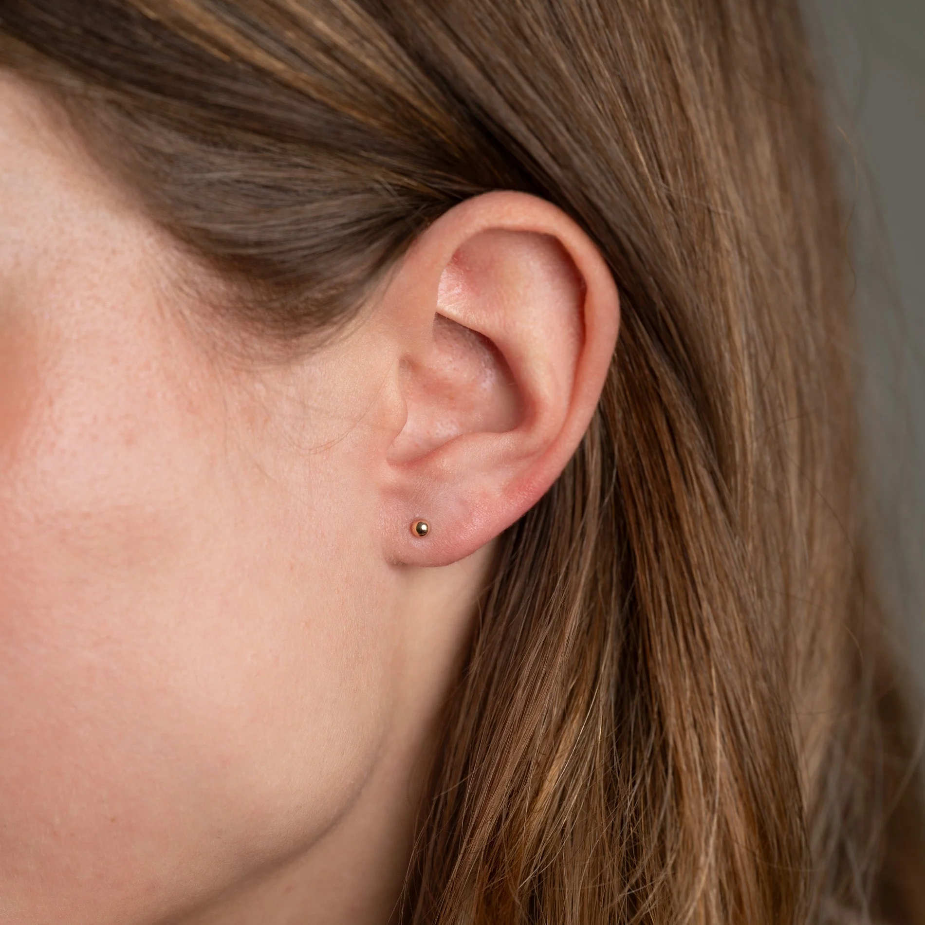 DOT SOLID GOLD STUD EARRING - 3mm - Image 2