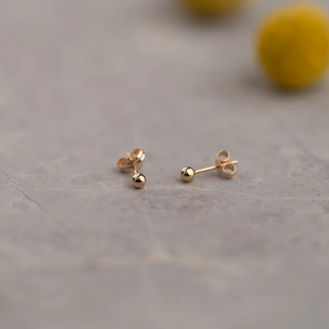 DOT SOLID GOLD STUD EARRING - 3mm - Image 3