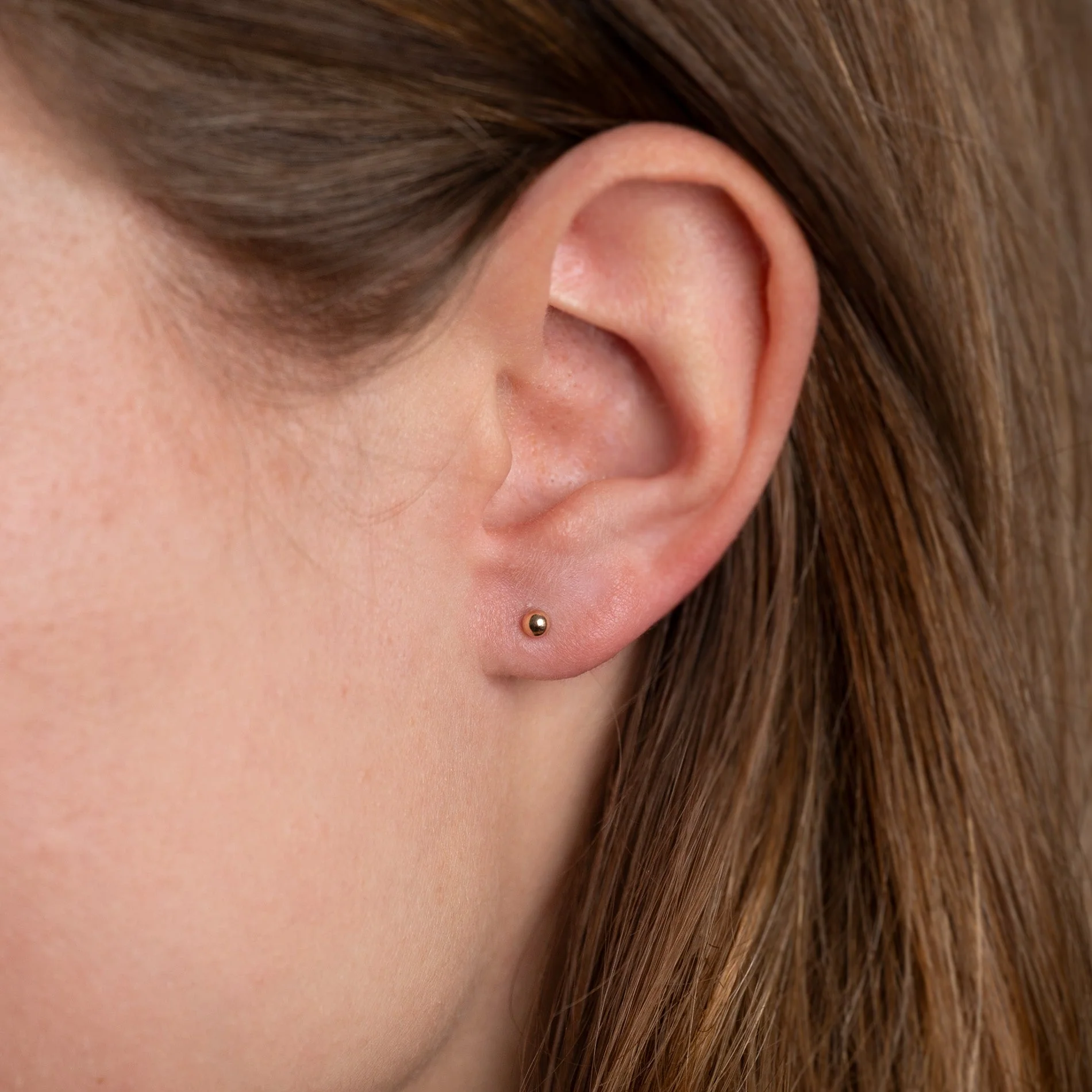 DOT SOLID GOLD STUD EARRING - 3mm - Image 4