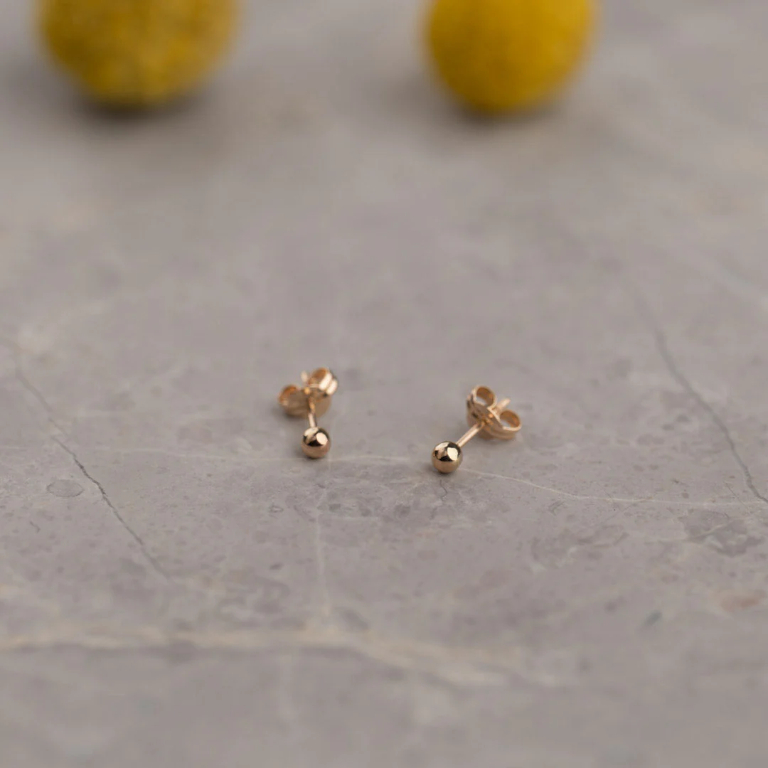 DOT SOLID GOLD STUD EARRING - 3mm - Image 5