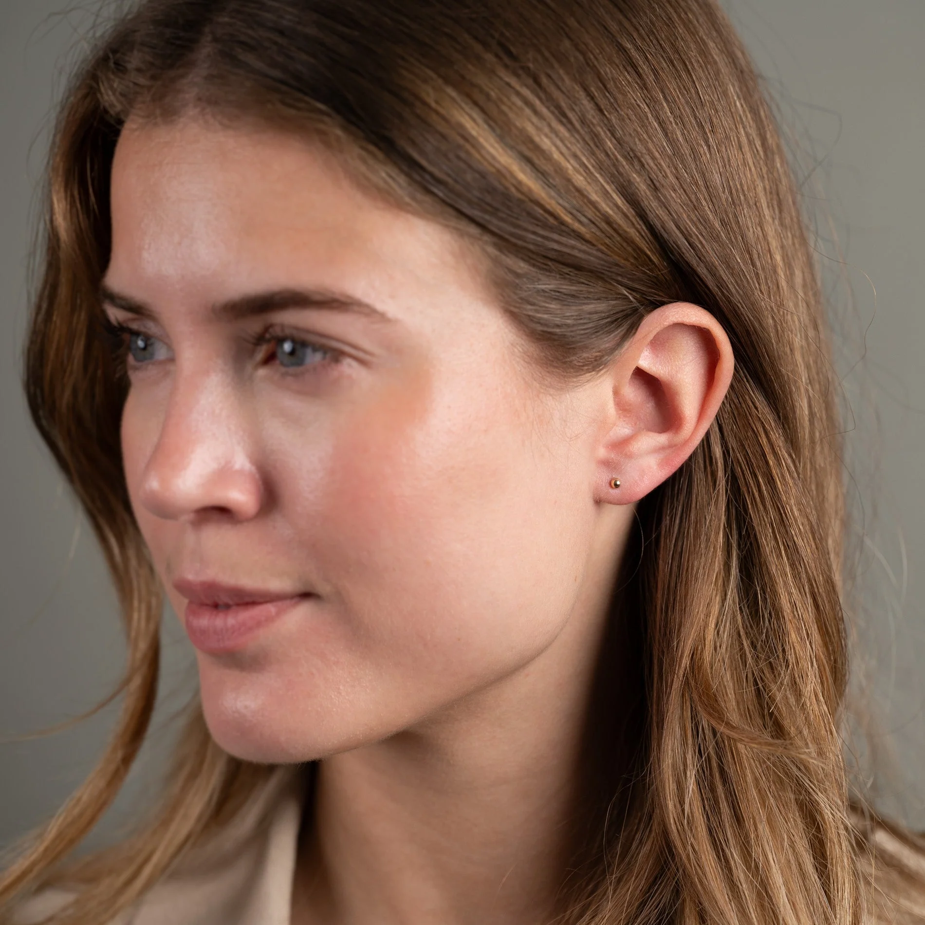 DOT SOLID GOLD STUD EARRING - 3mm - Image 6