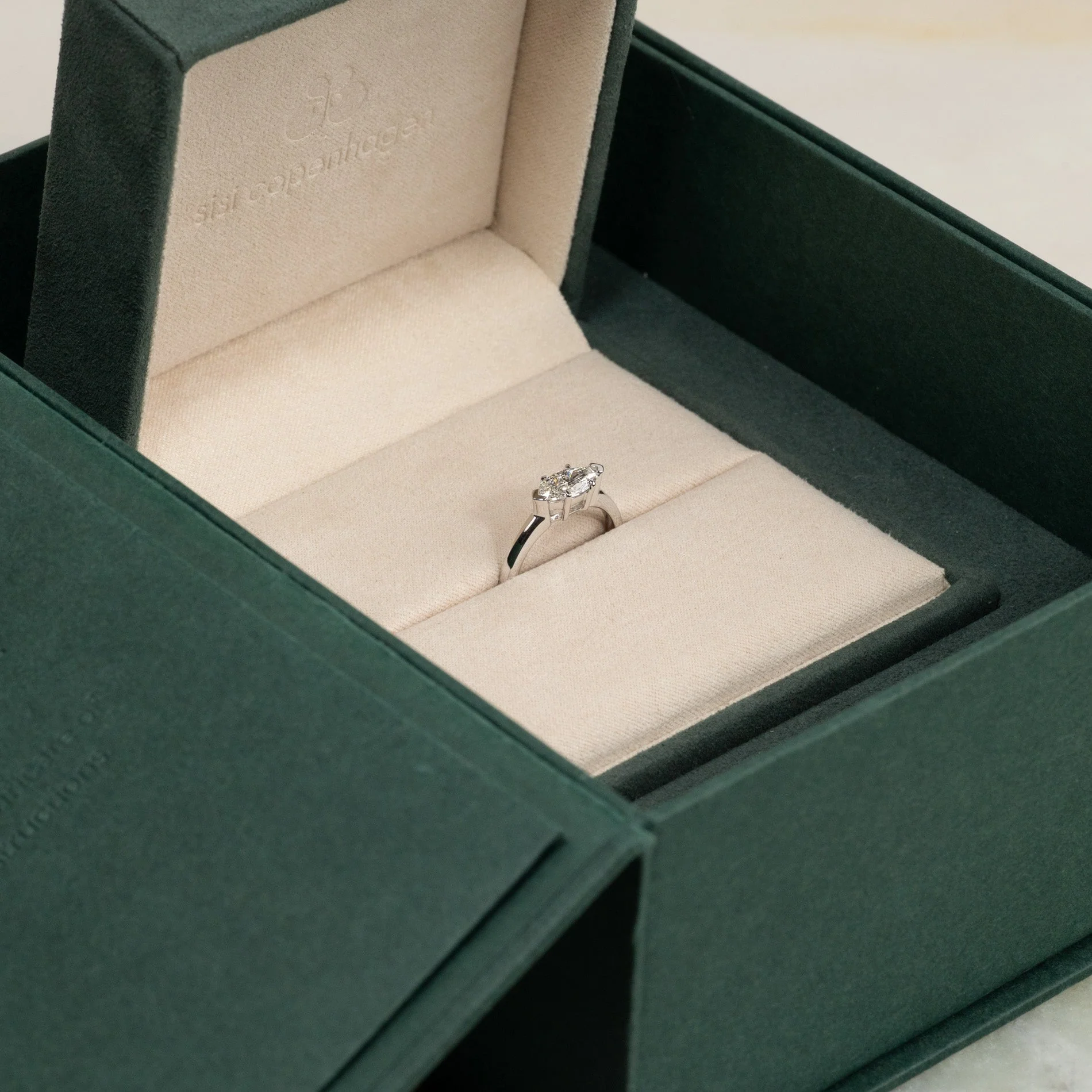 EAST TO WEST MARQUISE-CUT SOLITAIRE LAB-DIAMOND RING - 1.0ct - WG - Image 10