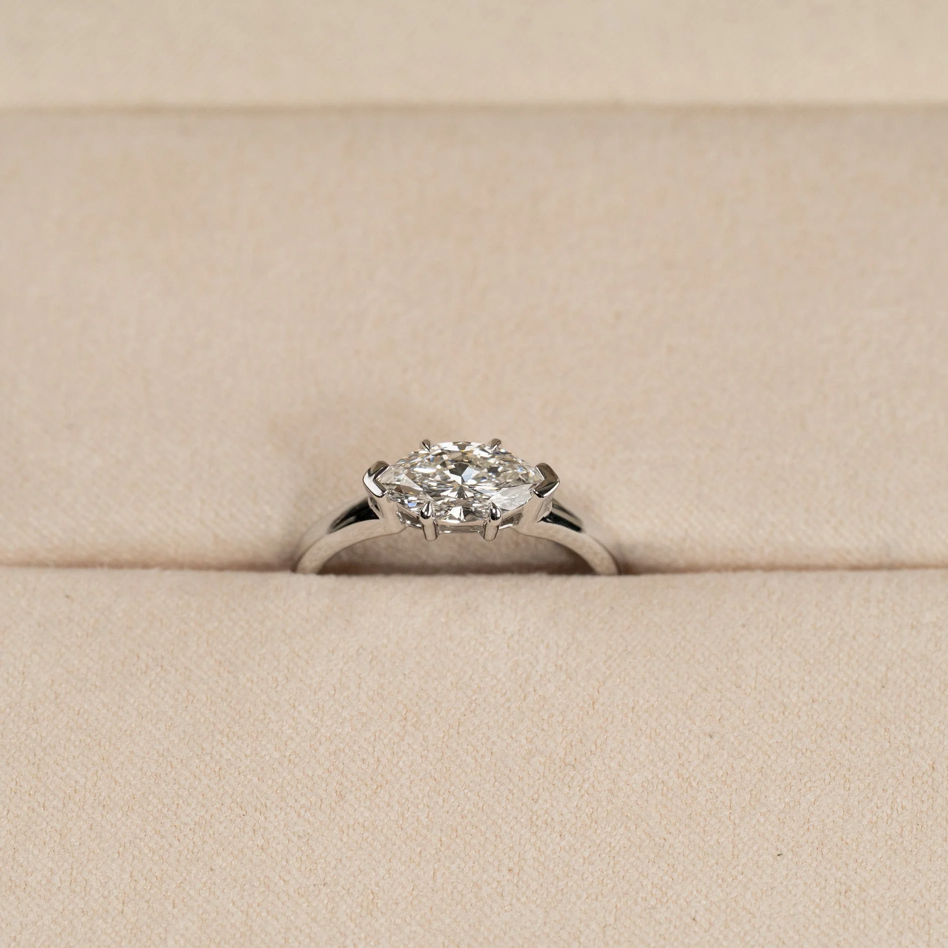 EAST TO WEST MARQUISE-CUT SOLITAIRE LAB-DIAMOND RING - 1.0ct - WG - Image 4