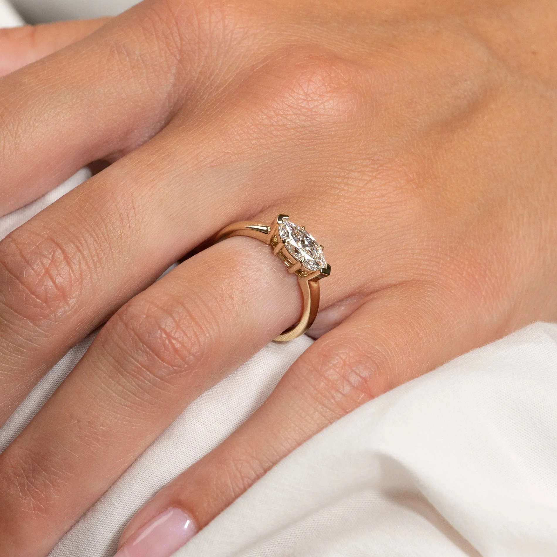 EAST TO WEST MARQUISE-CUT SOLITAIRE LAB-DIAMOND RING - 1.0ct - YG - Image 2