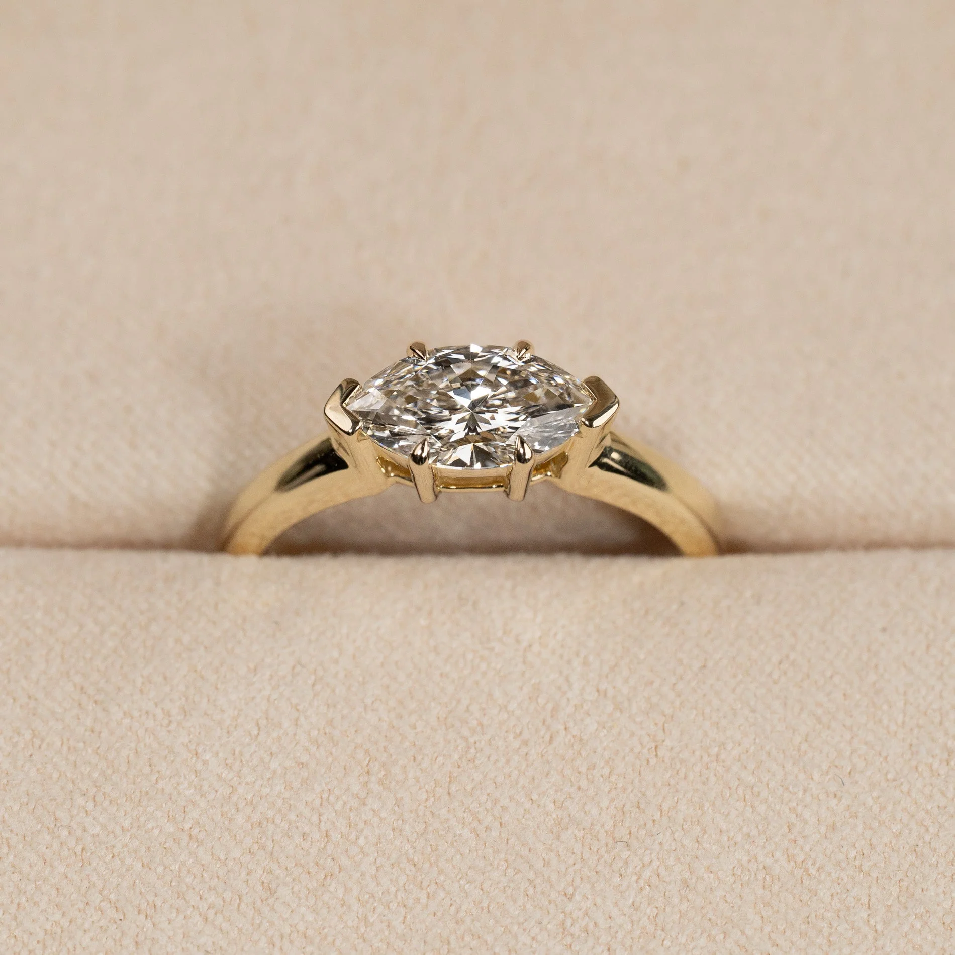 EAST TO WEST MARQUISE-CUT SOLITAIRE LAB-DIAMOND RING - 1.0ct - YG - Image 3