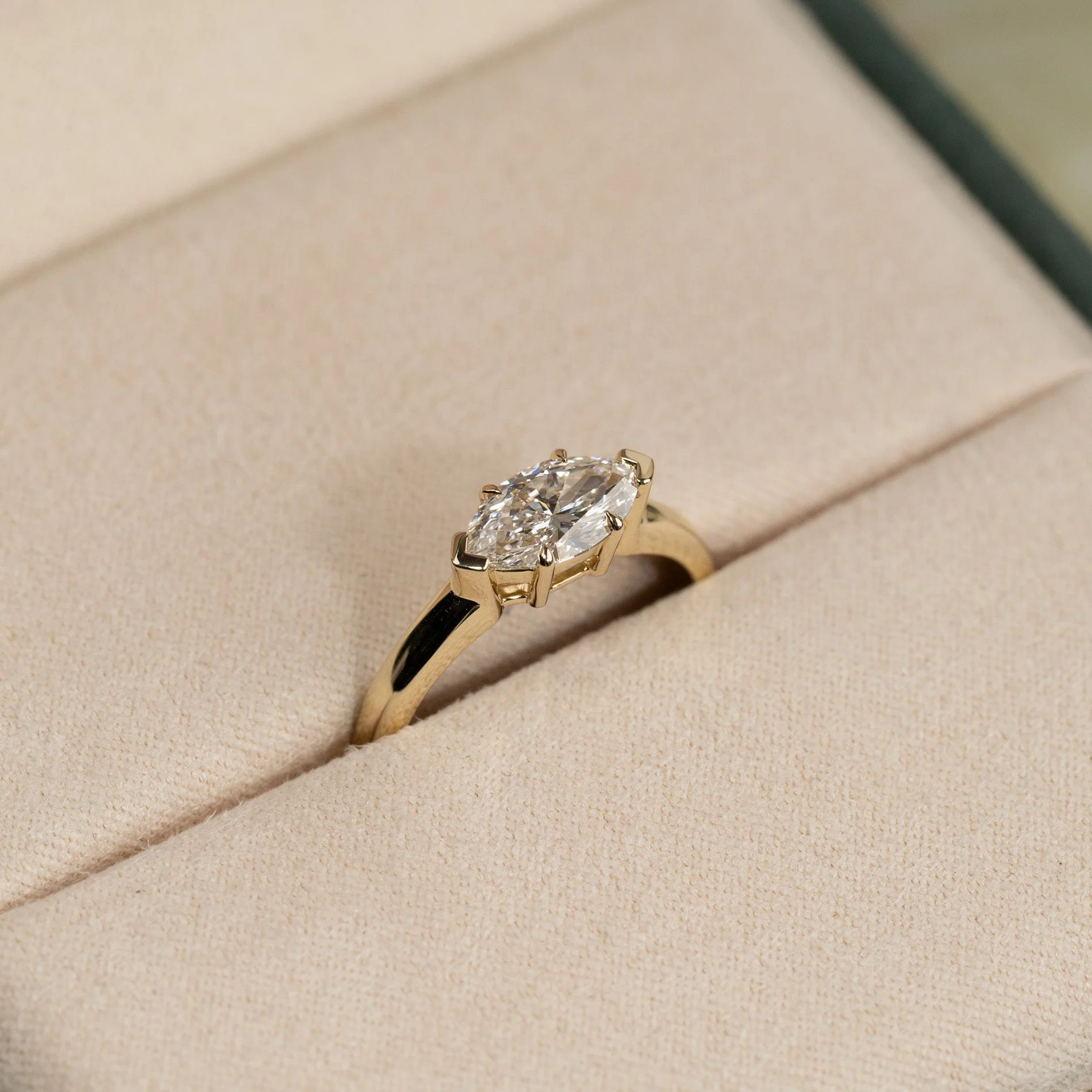 EAST TO WEST MARQUISE-CUT SOLITAIRE LAB-DIAMOND RING - 1.0ct - YG - Image 4