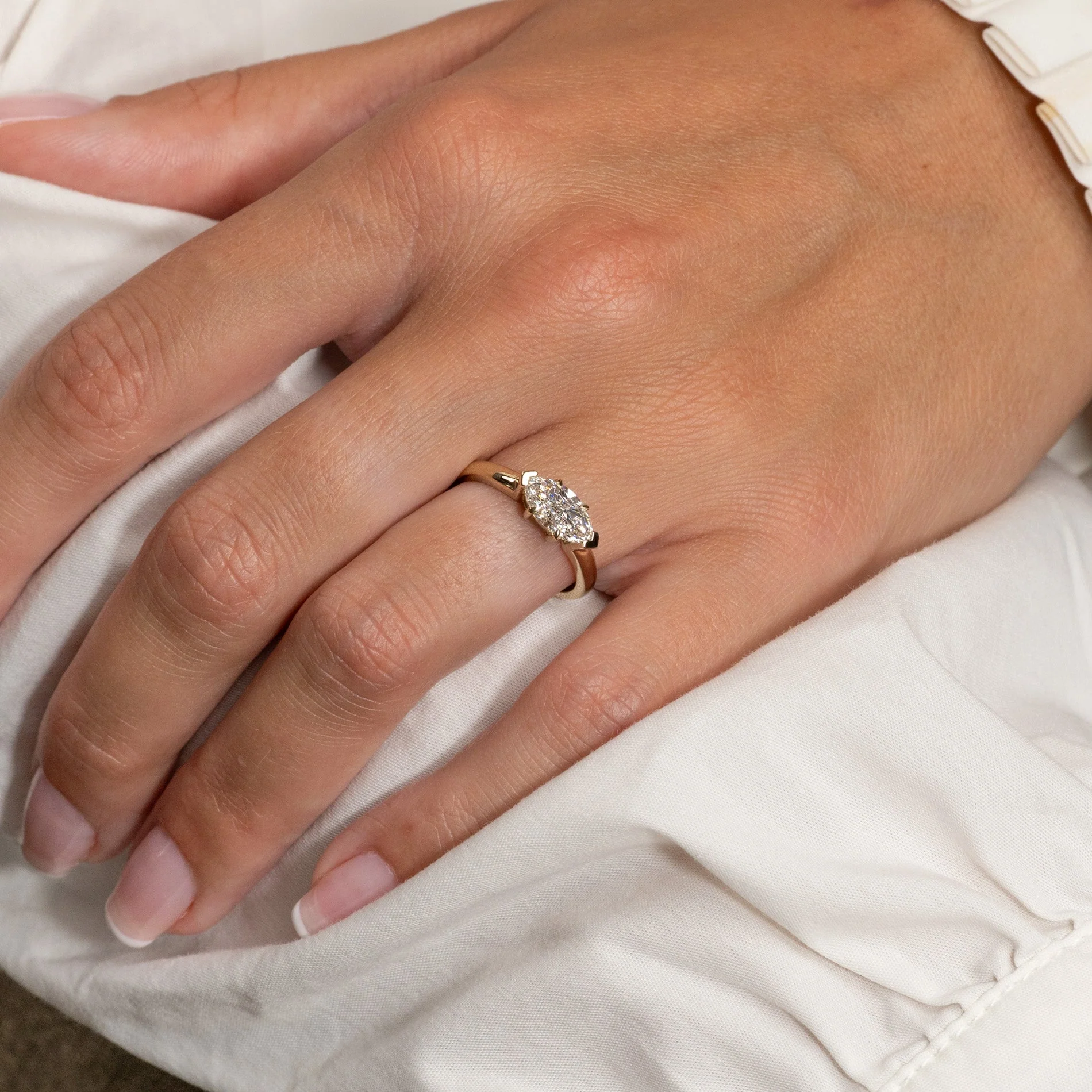 EAST TO WEST MARQUISE-CUT SOLITAIRE LAB-DIAMOND RING - 1.0ct - YG - Image 5