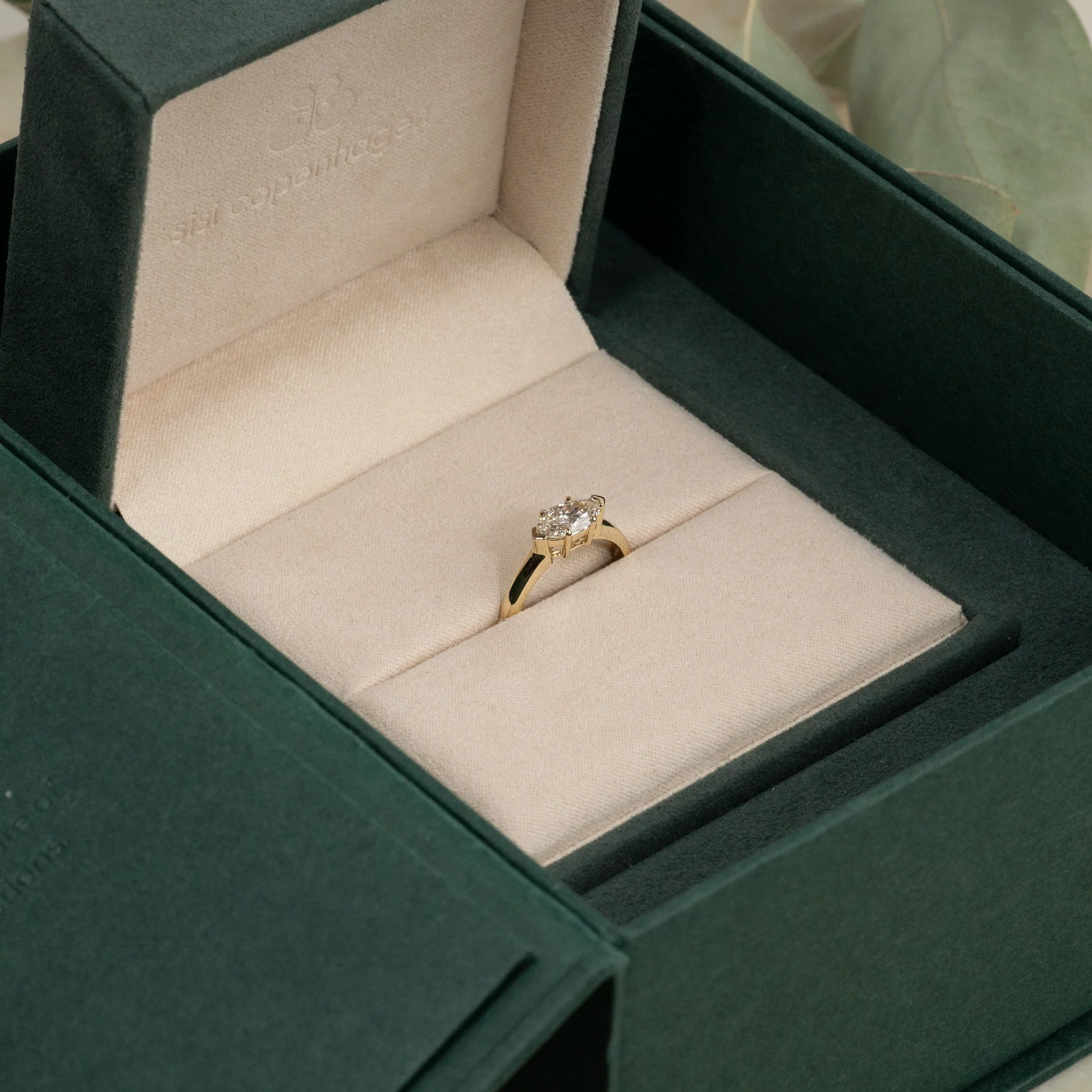 EAST TO WEST MARQUISE-CUT SOLITAIRE LAB-DIAMOND RING - 1.0ct - YG - Image 9