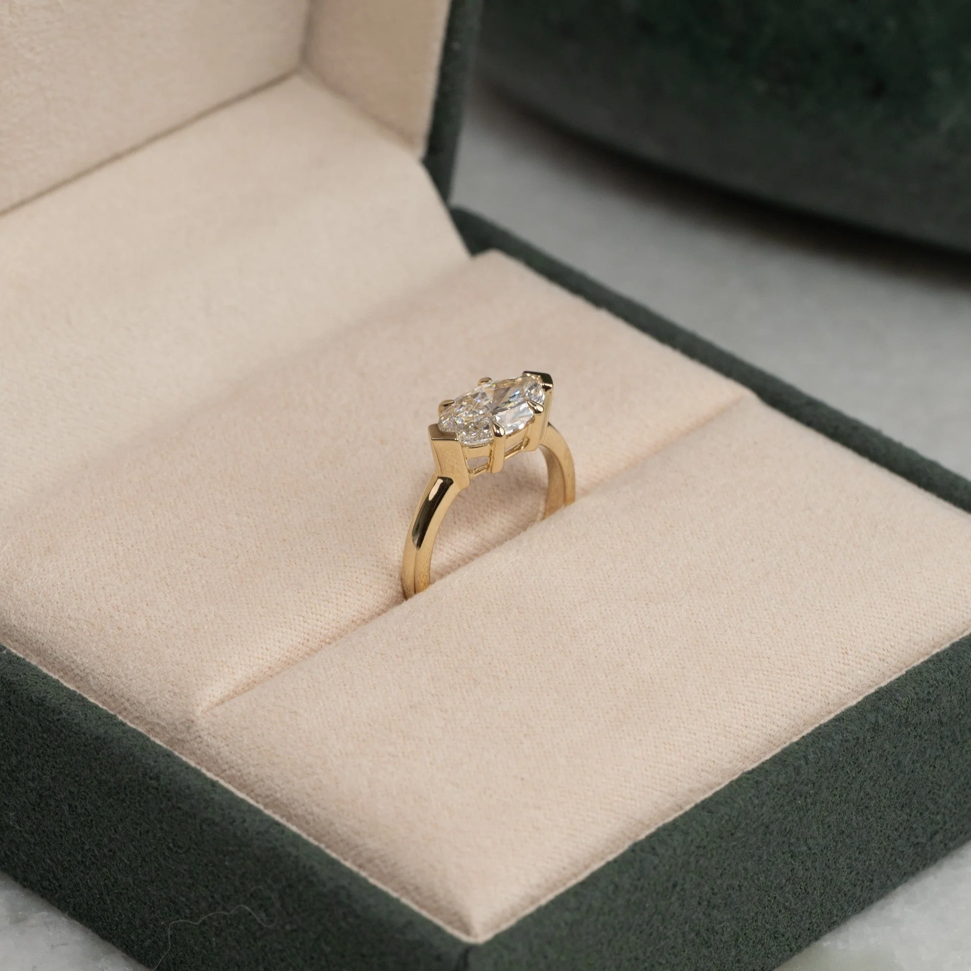 EAST TO WEST MARQUISE-CUT SOLITAIRE LAB-DIAMOND RING - 2.0ct - YG - Image 3
