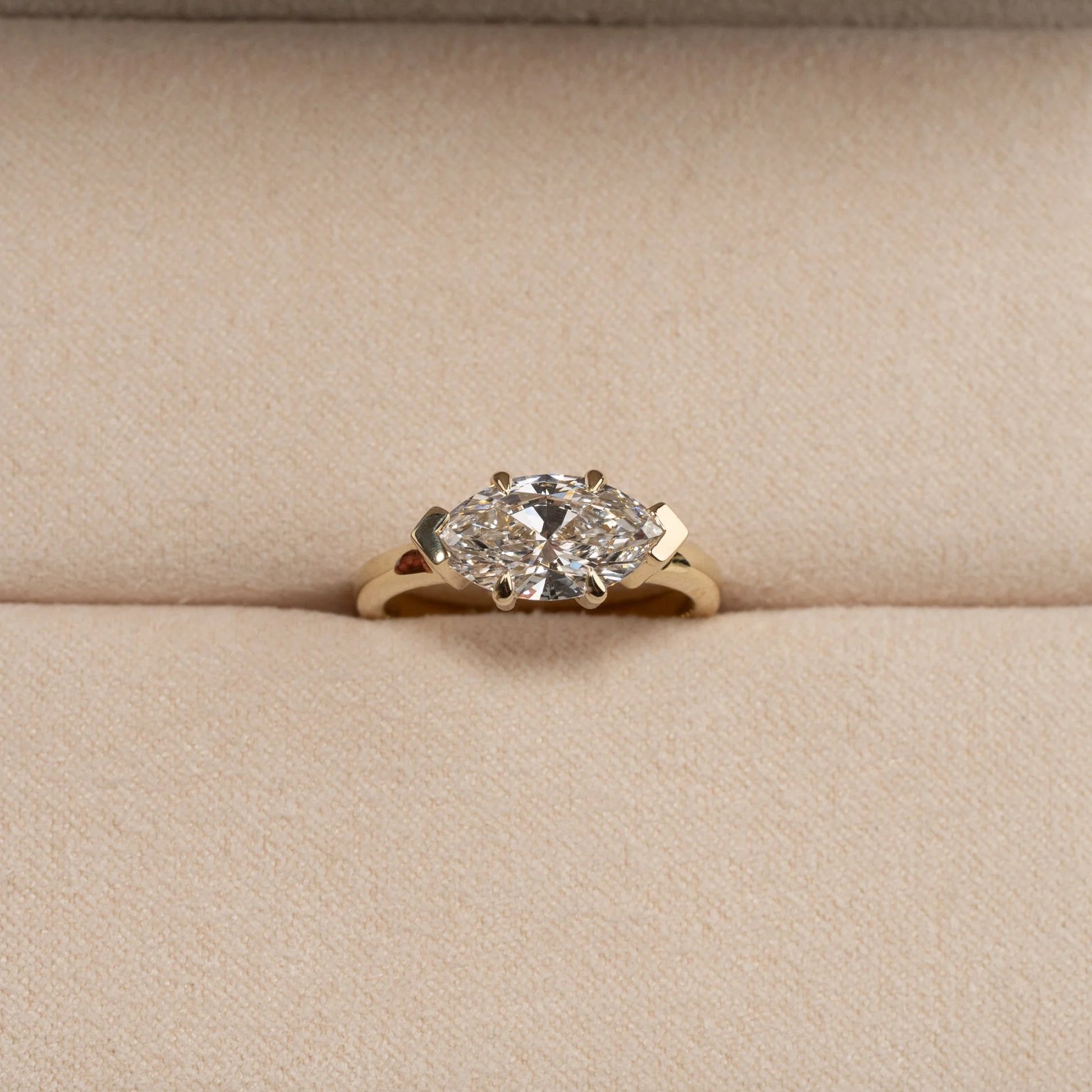 EAST TO WEST MARQUISE-CUT SOLITAIRE LAB-DIAMOND RING - 2.0ct - YG - Image 4