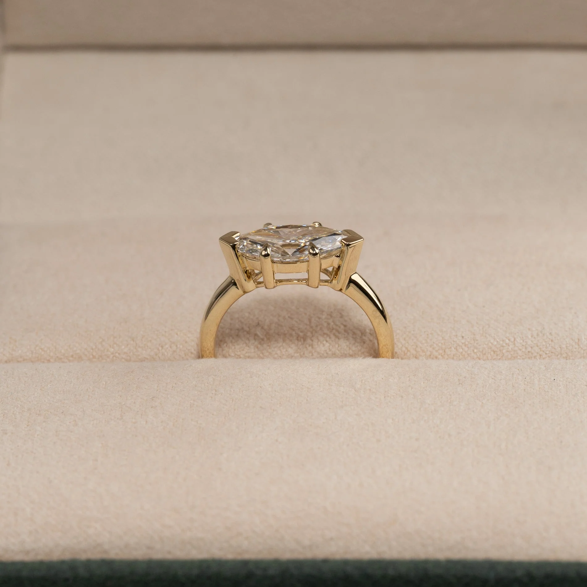 EAST TO WEST MARQUISE-CUT SOLITAIRE LAB-DIAMOND RING - 2.0ct - YG - Image 6