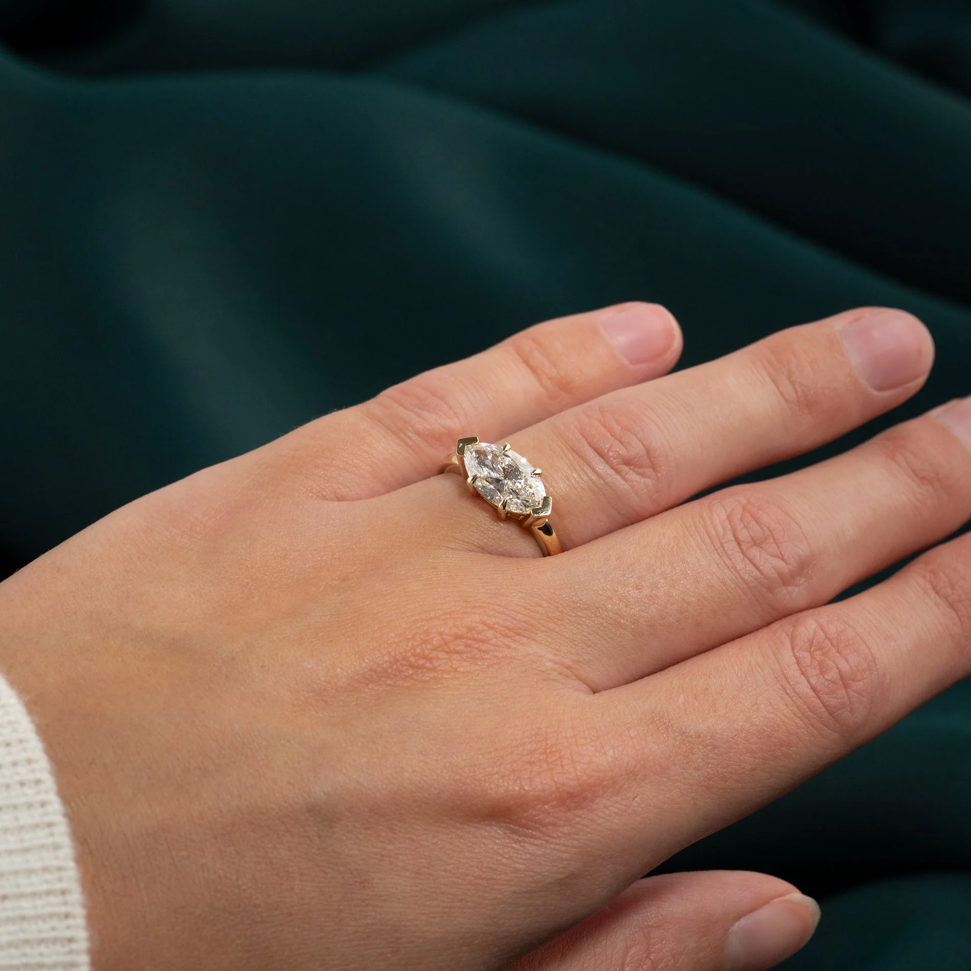 EAST TO WEST MARQUISE-CUT SOLITAIRE LAB-DIAMOND RING - 2.0ct - YG - Image 7