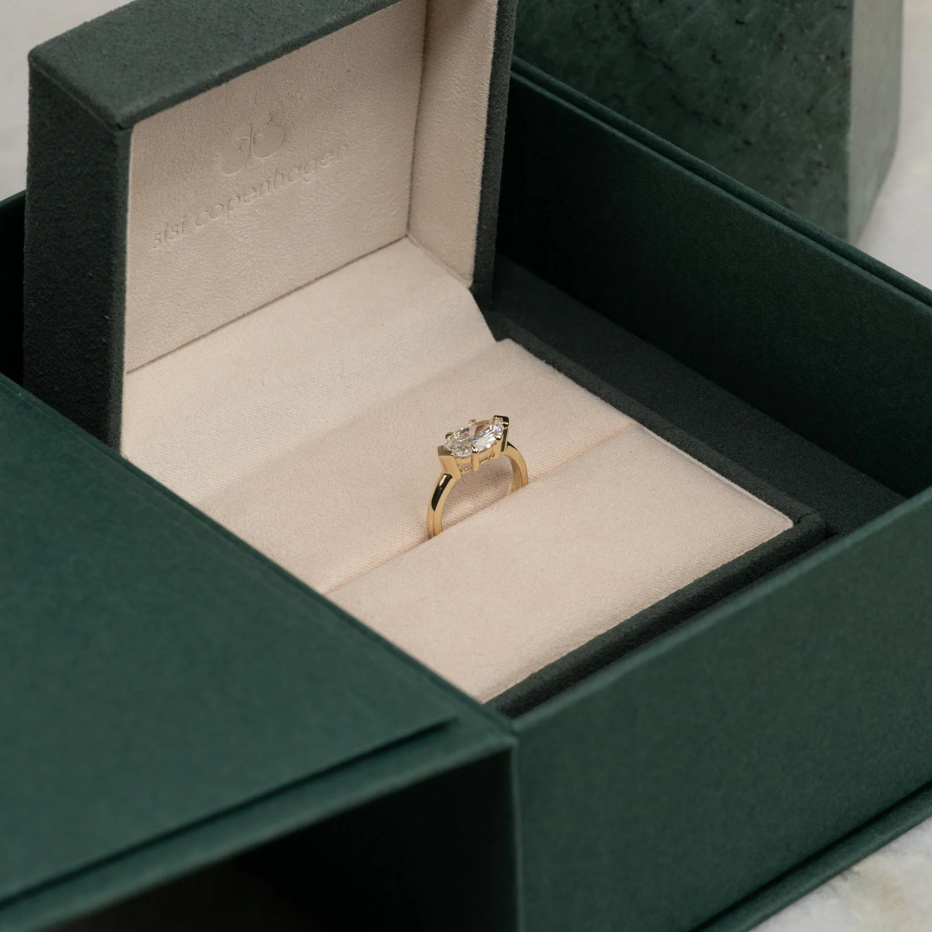 EAST TO WEST MARQUISE-CUT SOLITAIRE LAB-DIAMOND RING - 2.0ct - YG - Image 9