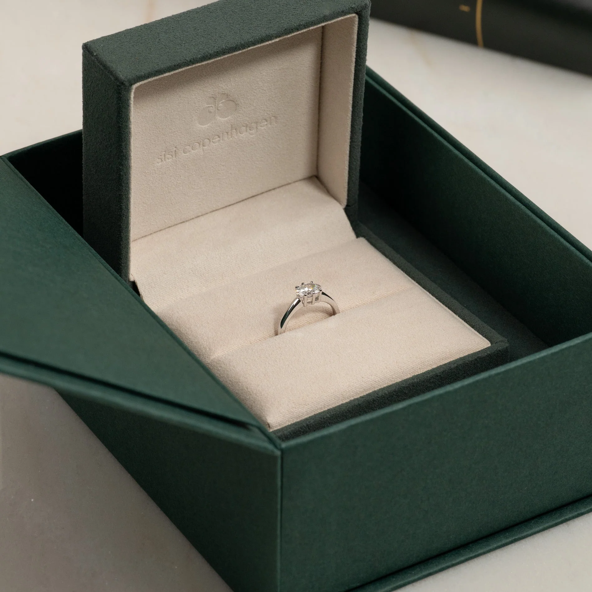 EAST TO WEST OVAL-CUT SOLITAIRE LAB-DIAMOND RING - 1.0ct - WG - Image 8