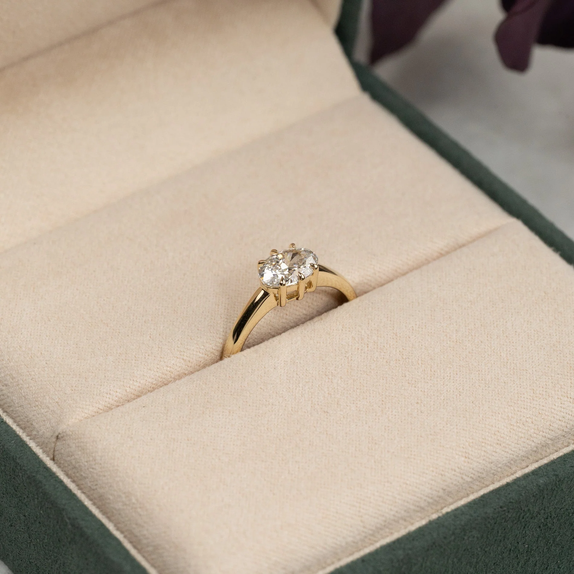 EAST TO WEST OVAL-CUT SOLITAIRE LAB-DIAMOND RING - 1.0ct - YG - Image 4