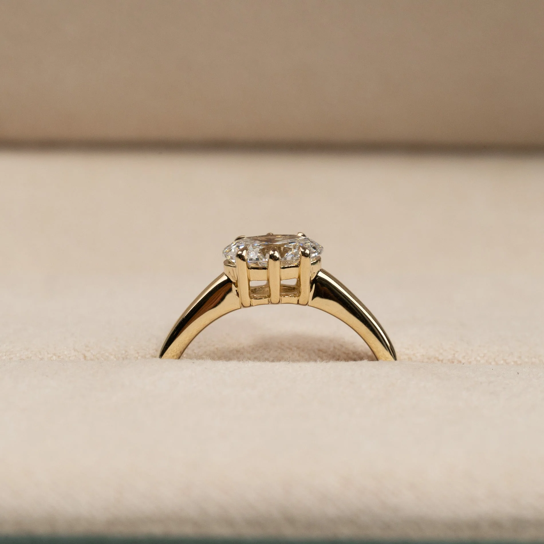 EAST TO WEST OVAL-CUT SOLITAIRE LAB-DIAMOND RING - 1.0ct - YG - Image 6