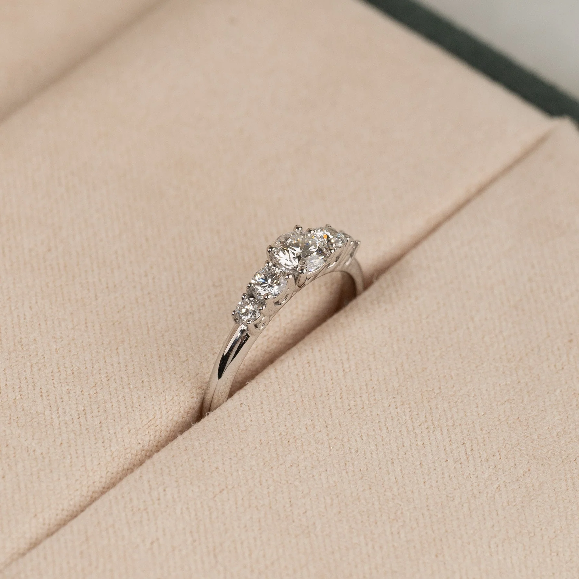 FIVE-STONE TRELLIS LAB-DIAMOND RING - 0.5ct - WG - Image 6