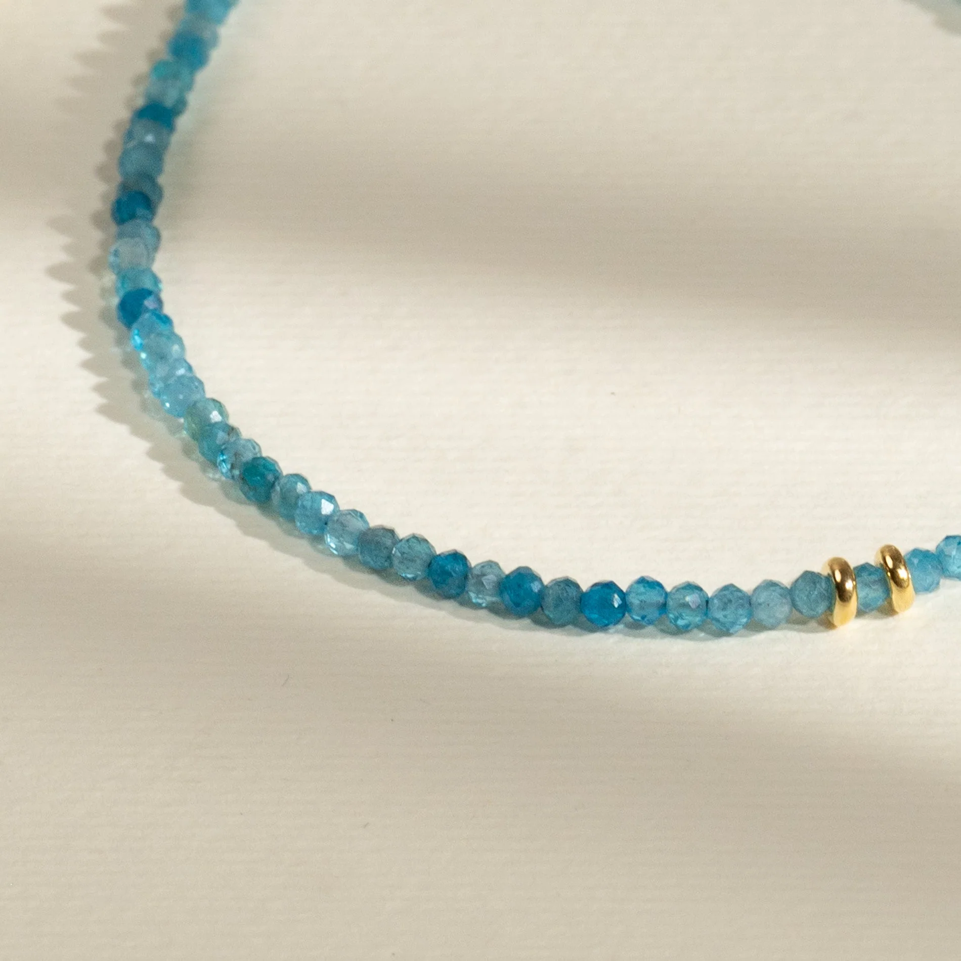 ELIANA BLUE APATITE GOLDEN BRACELET - Image 5