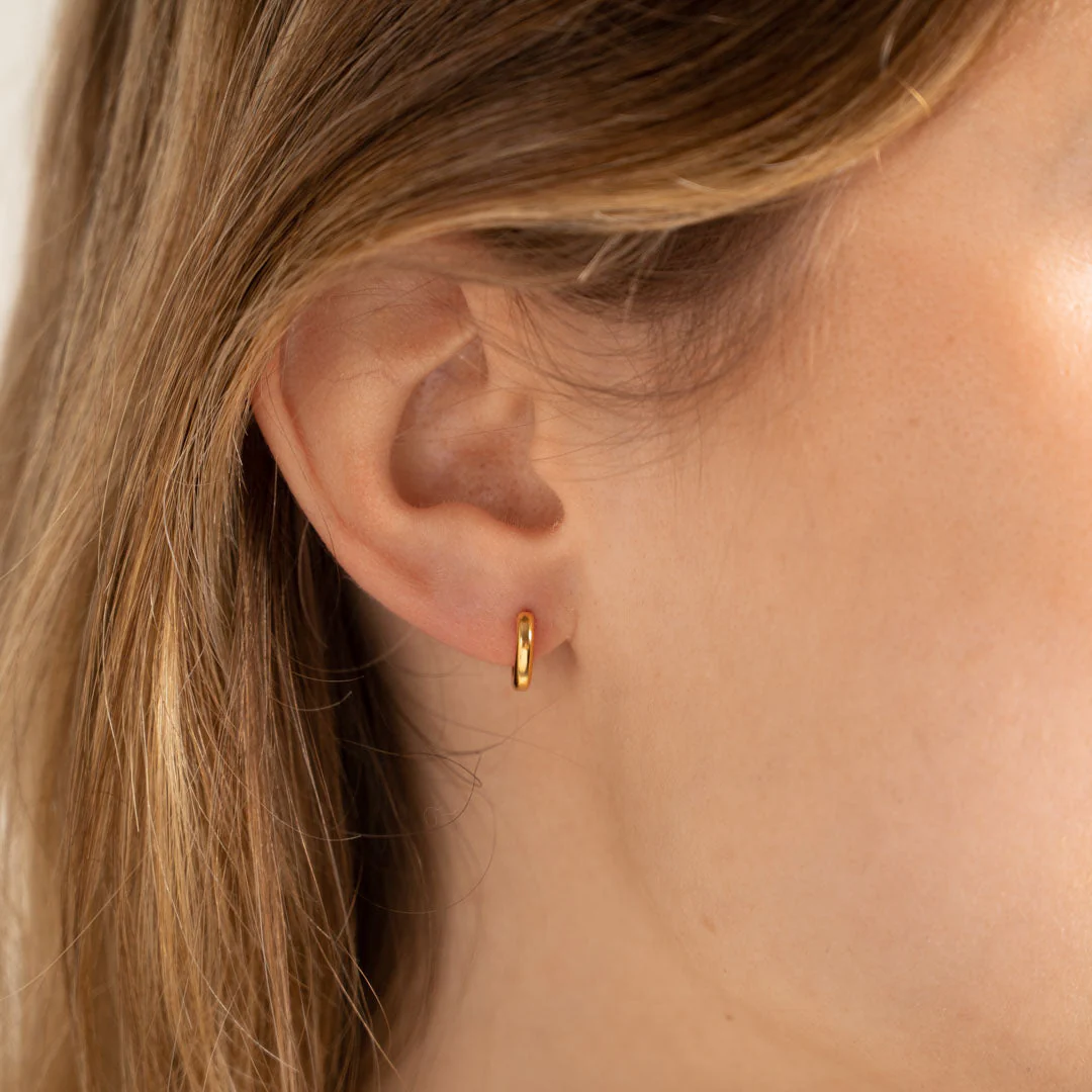 ELINA MINI GOLDEN CREOL EARRING - Image 3