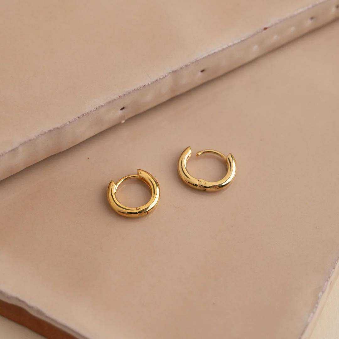 ELINA MINI GOLDEN CREOL EARRING - Image 4