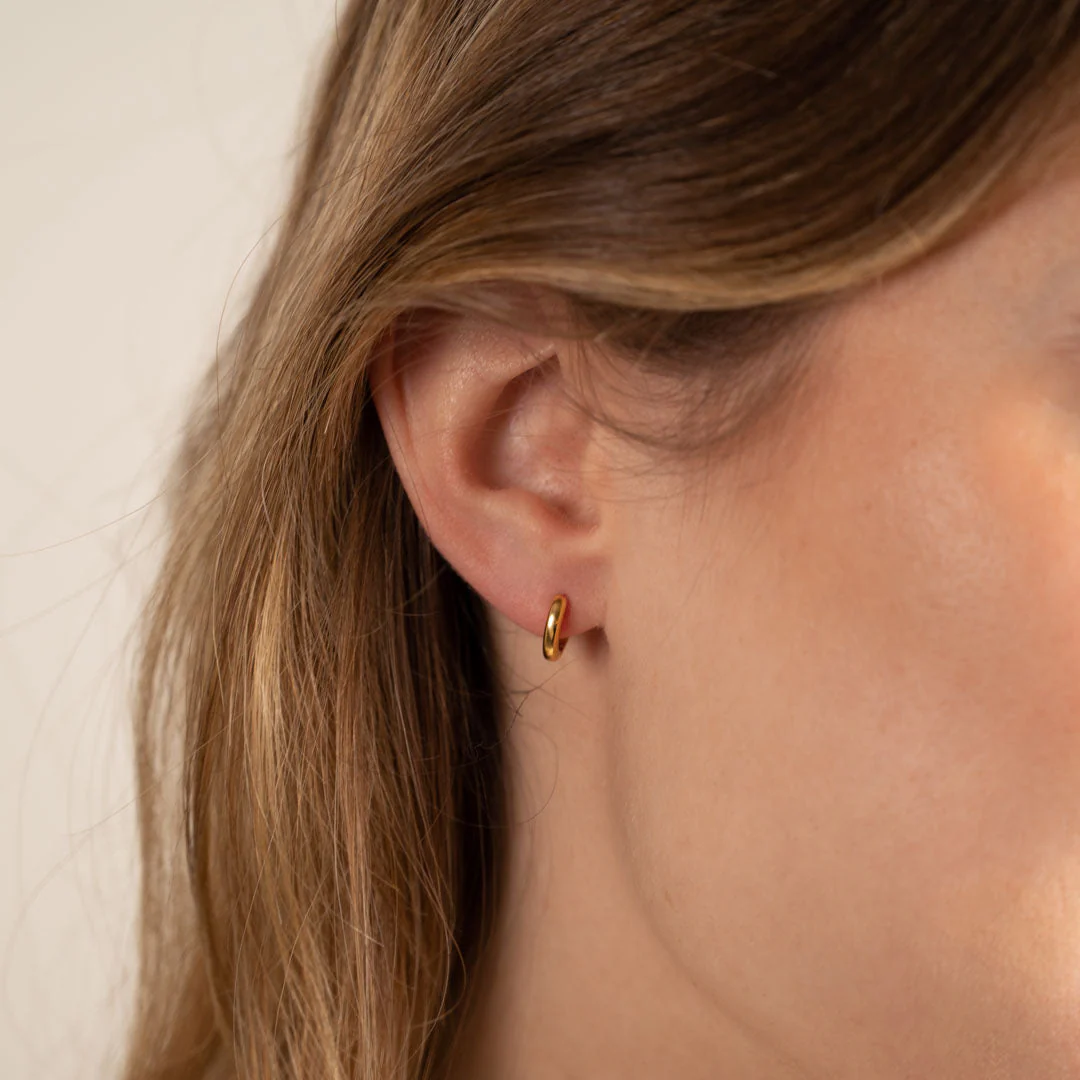 ELINA MINI GOLDEN CREOL EARRING - Image 5