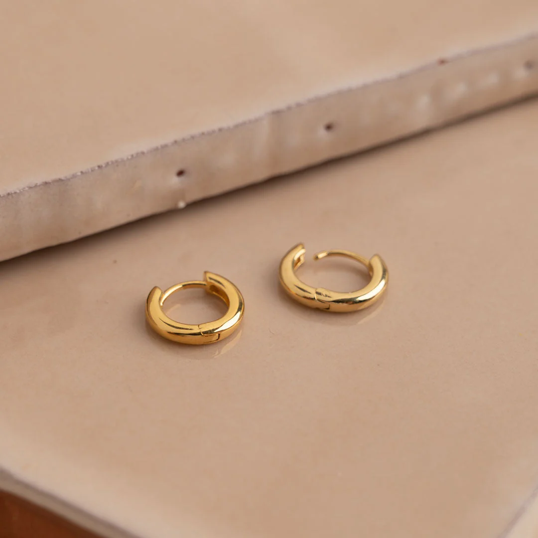 ELINA MINI GOLDEN CREOL EARRING - Image 6