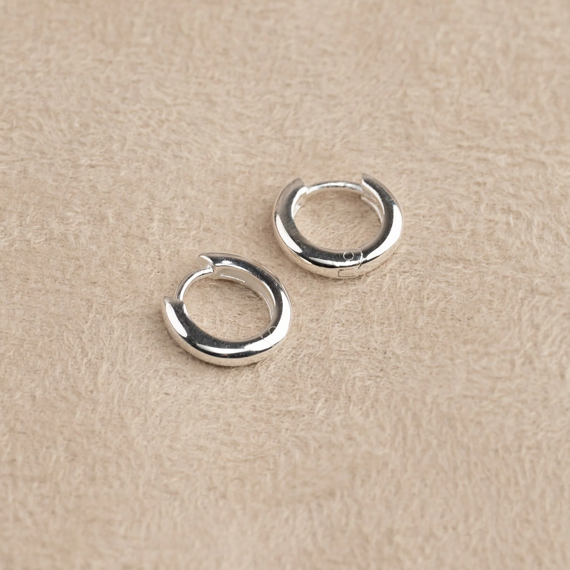 ELINA MINI SILVER CREOL EARRING - Image 3