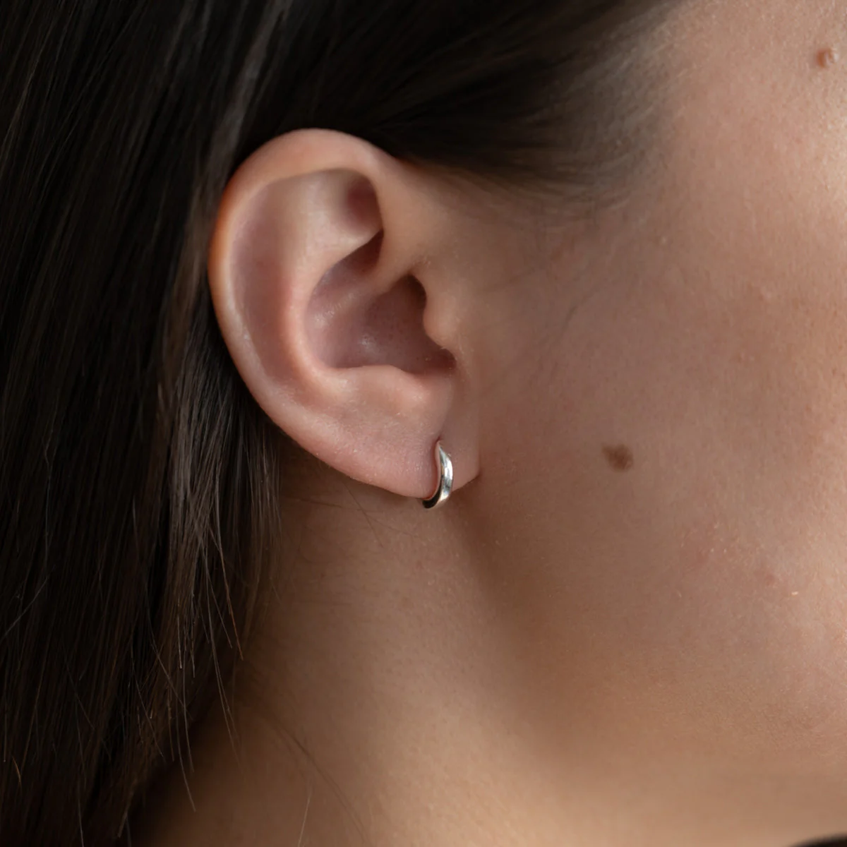 ELINA MINI SILVER CREOL EARRING - Image 4