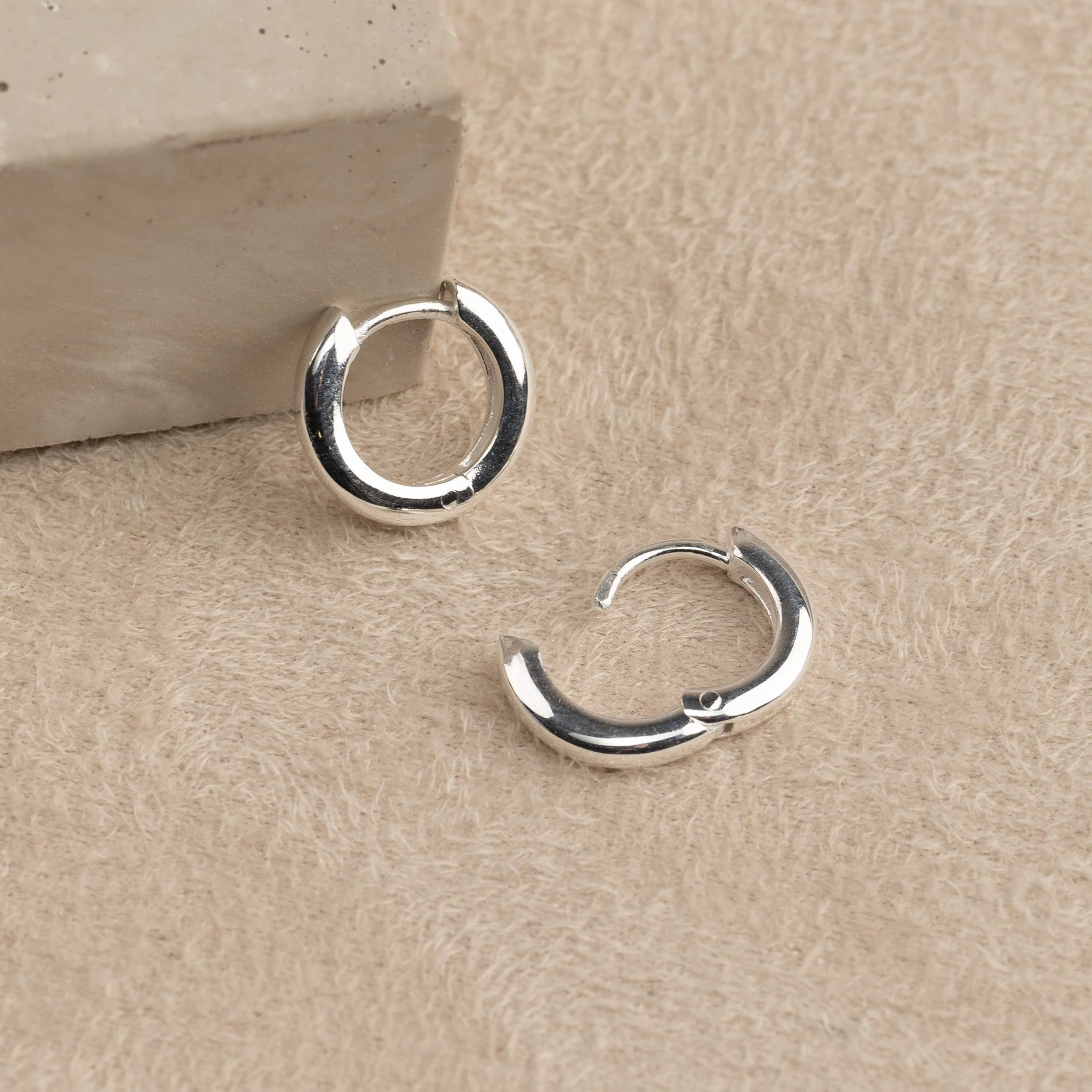 ELINA MINI SILVER CREOL EARRING - Image 5