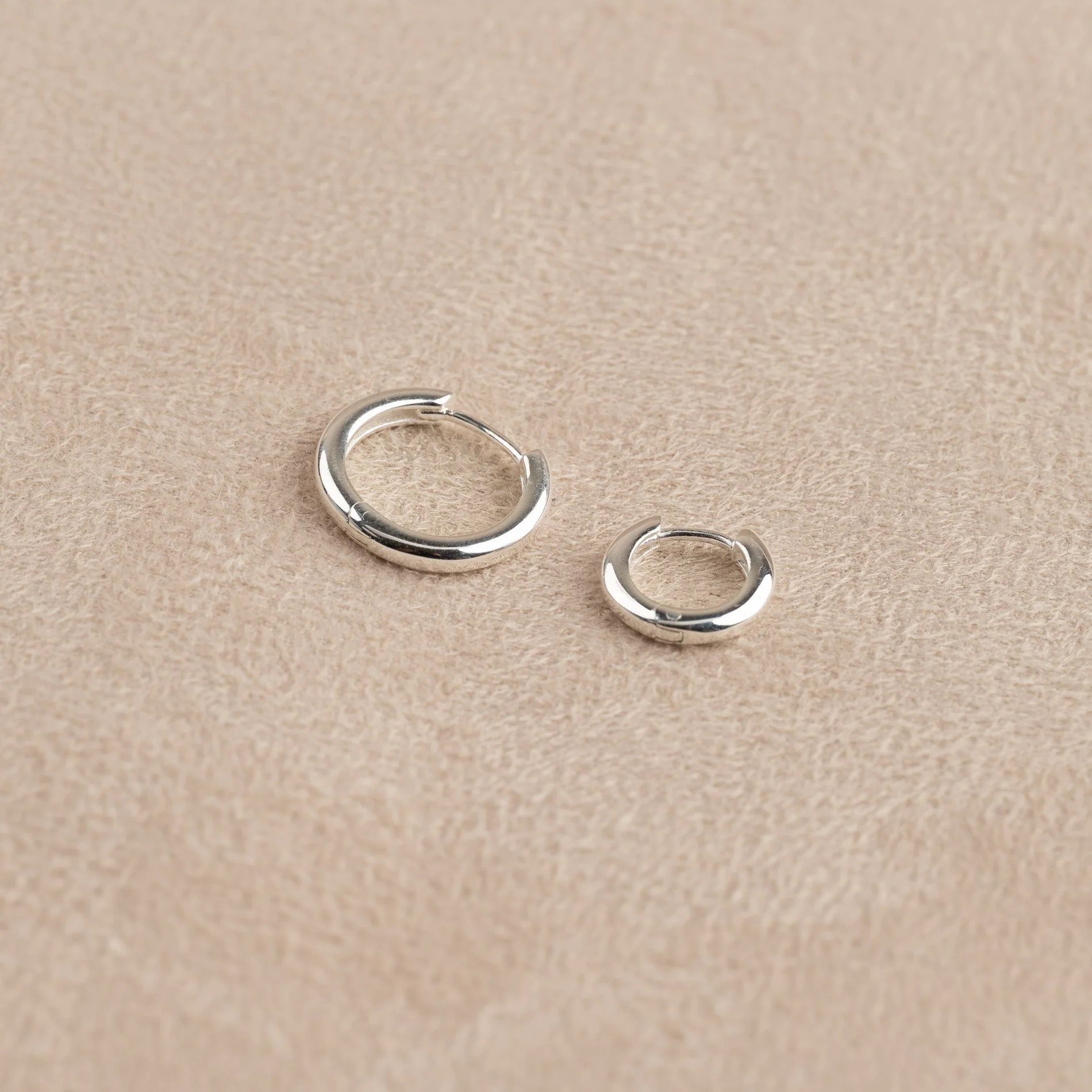 ELINA MINI SILVER CREOL EARRING - Image 6