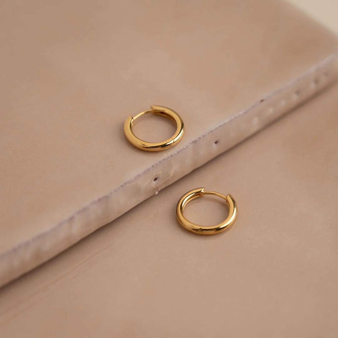 ELINA SMALL GOLDEN CREOL EARRING - Image 4