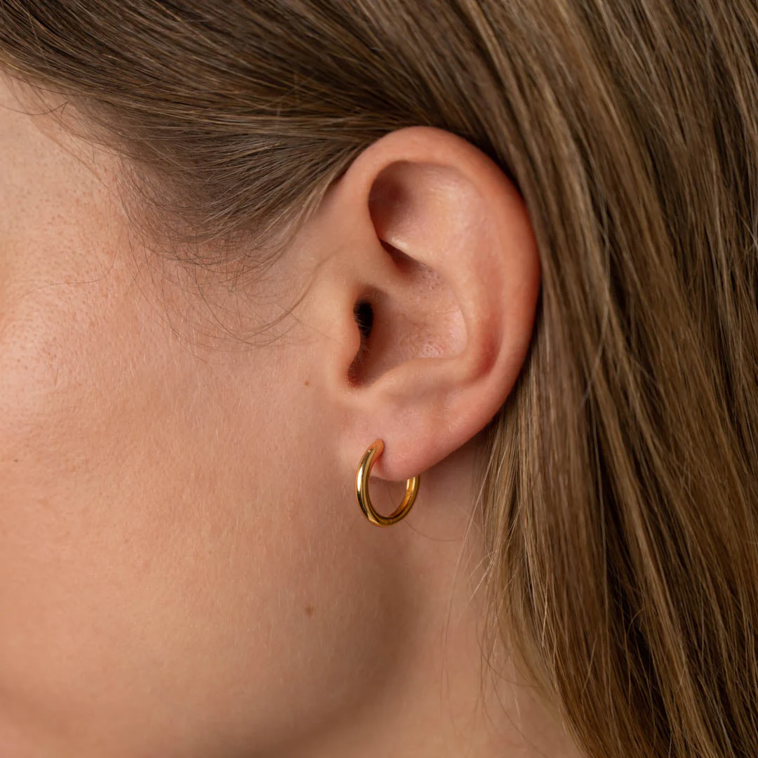 ELINA SMALL GOLDEN CREOL EARRING - Image 5
