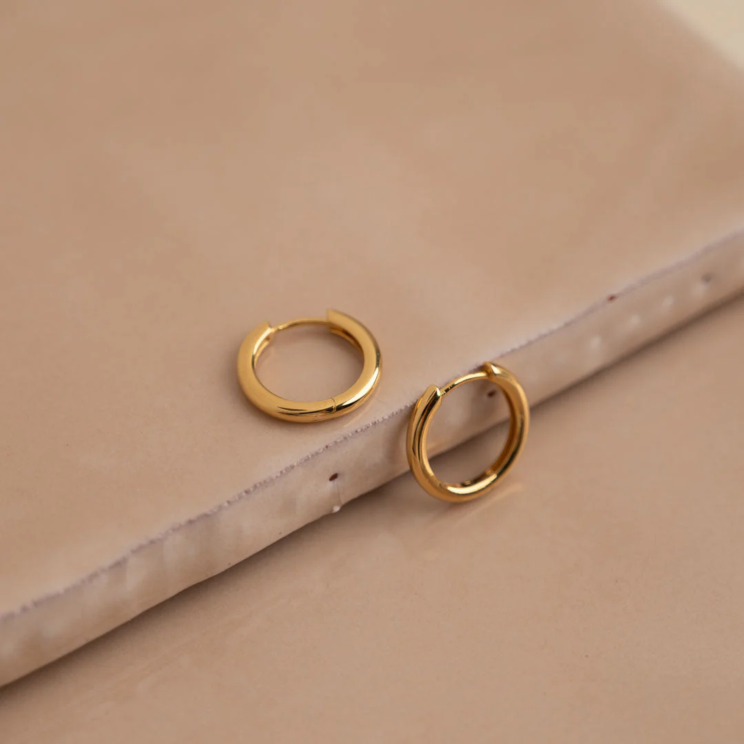 ELINA SMALL GOLDEN CREOL EARRING - Image 6