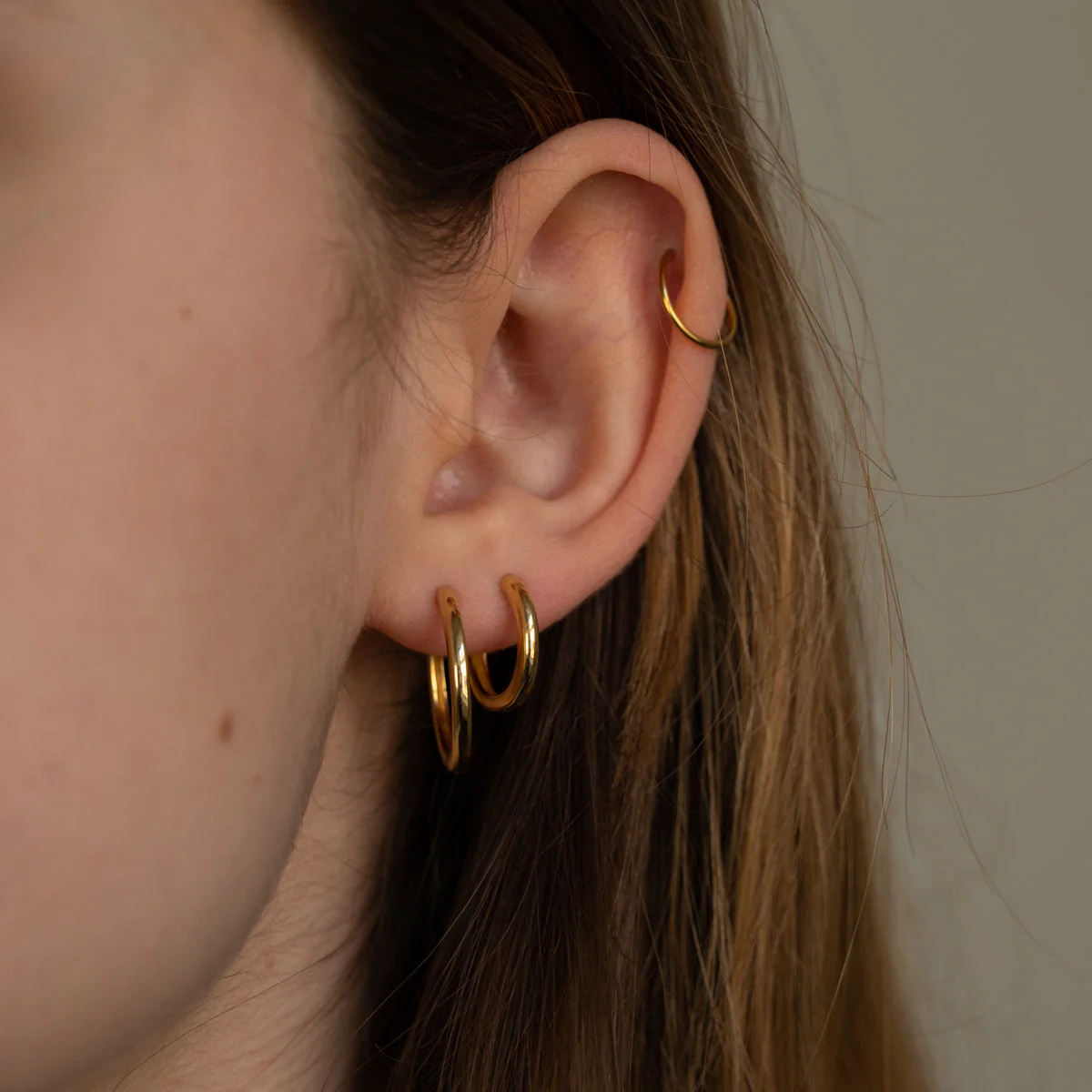 ELINA SMALL GOLDEN CREOL EARRING - Image 7