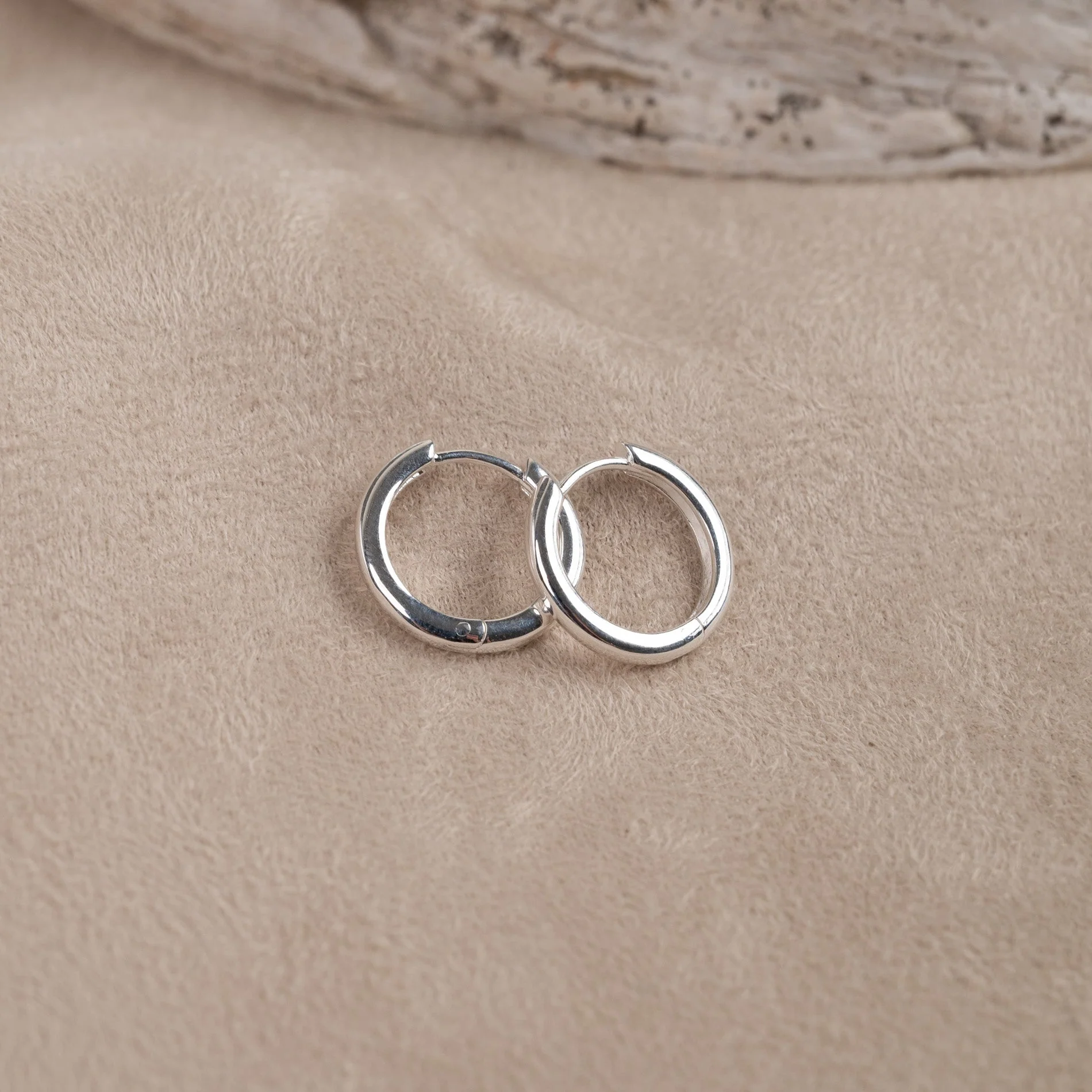 ELINA SMALL SILVER CREOL EARRING - Image 3