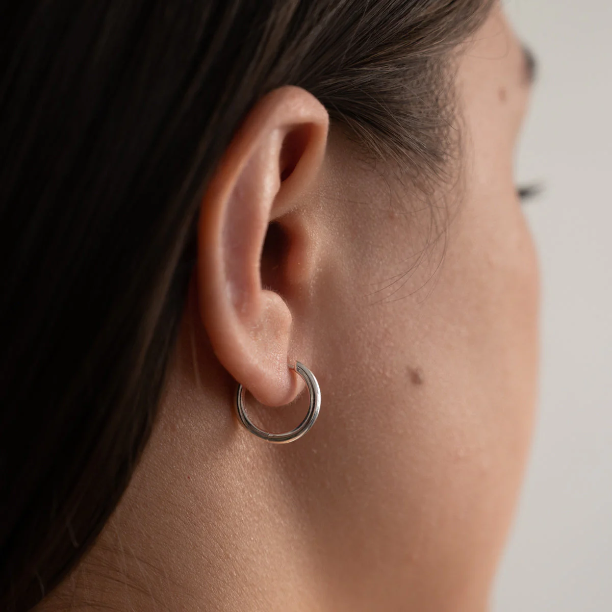 ELINA SMALL SILVER CREOL EARRING - Image 4