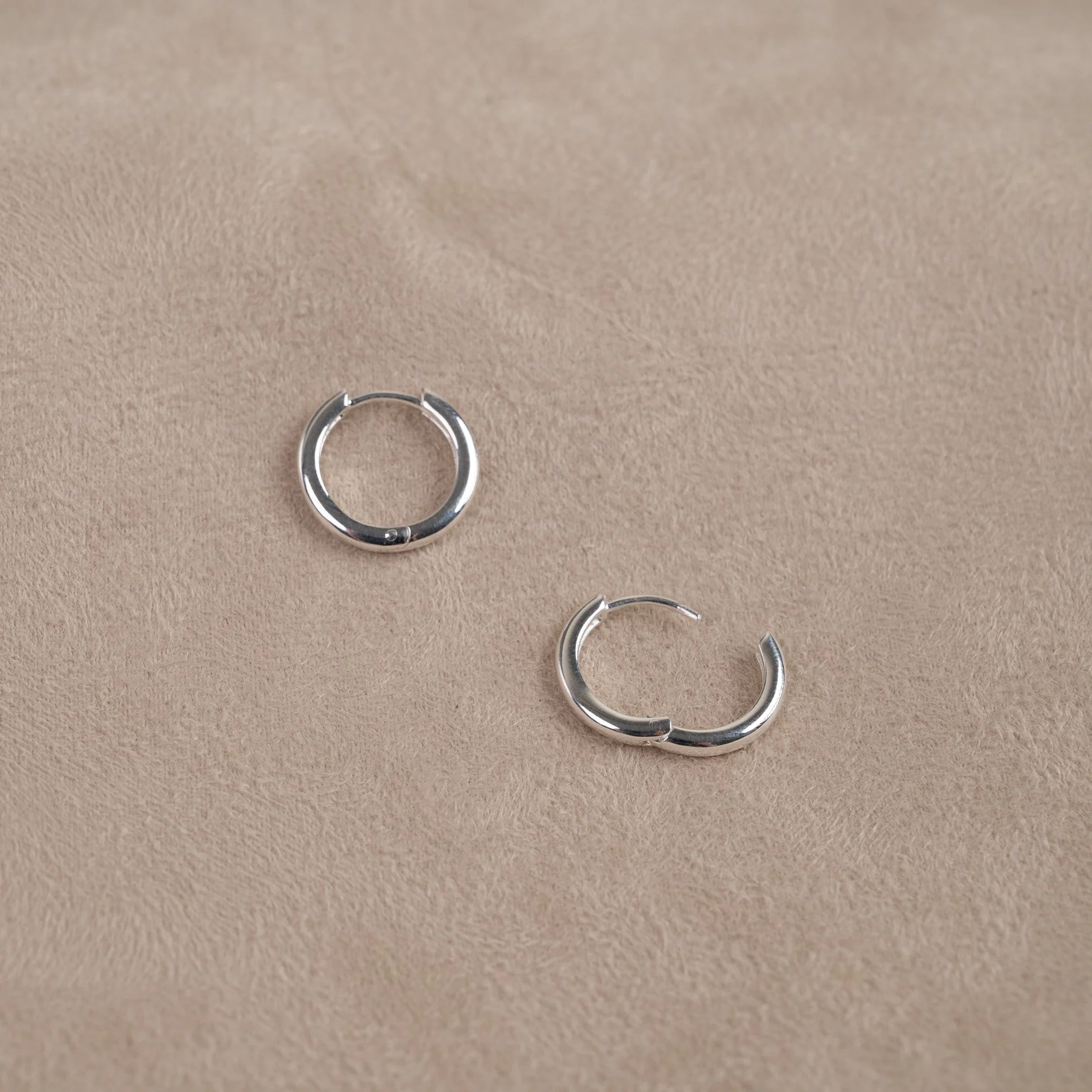 ELINA SMALL SILVER CREOL EARRING - Image 5
