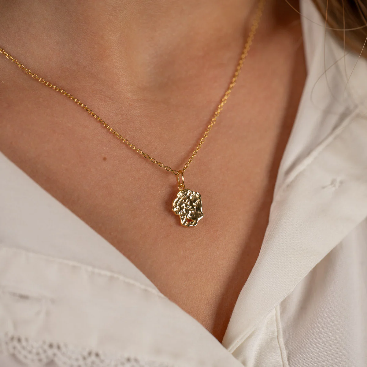 ELLA GOLDEN PENDANT - Image 3