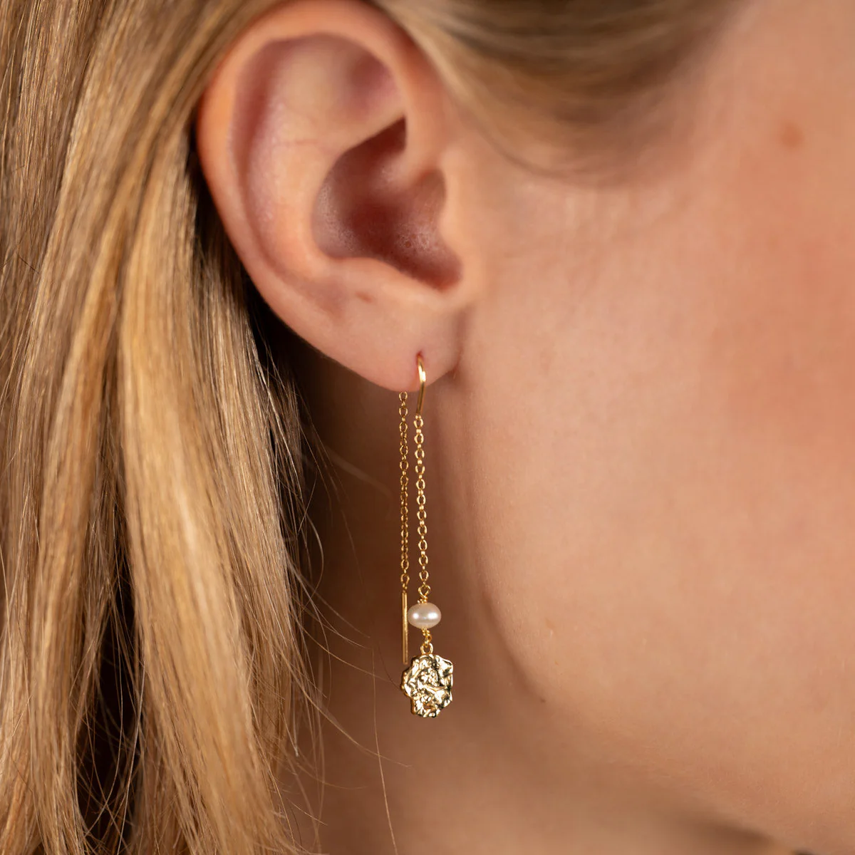 ELLA PEARL GOLDEN DROP EARRING - Image 3