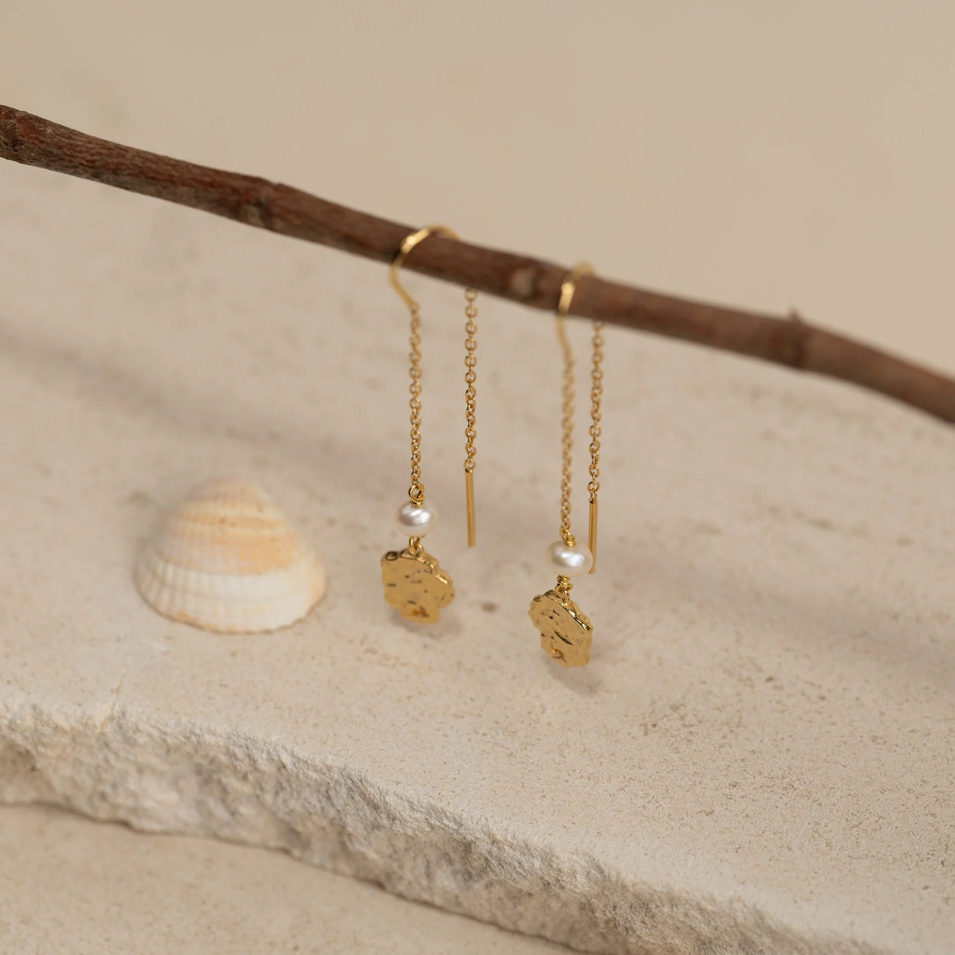 ELLA PEARL GOLDEN DROP EARRING - Image 4