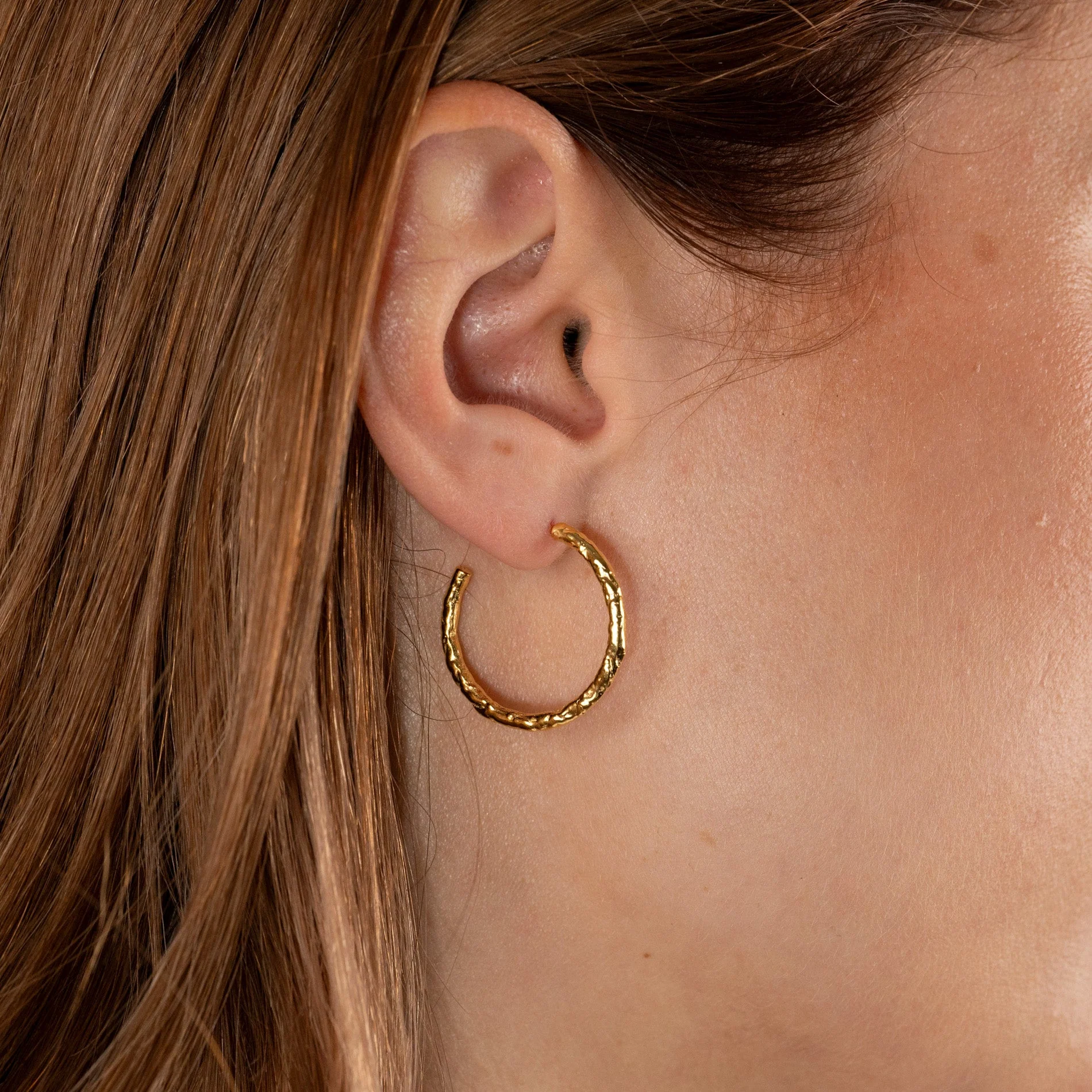 ELMA LARGE GOLDEN CREOL EARRING - Image 2
