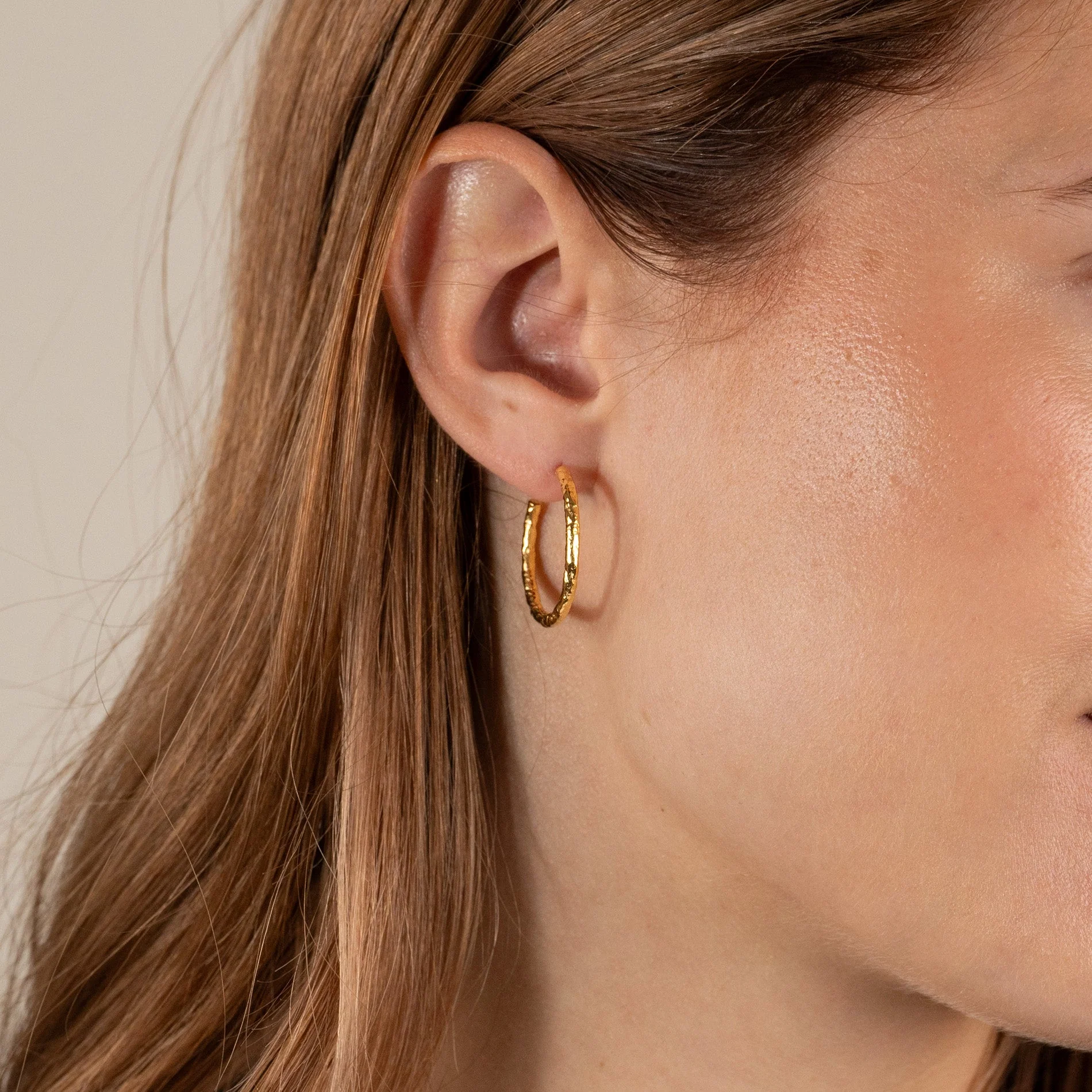 ELMA LARGE GOLDEN CREOL EARRING - Image 4