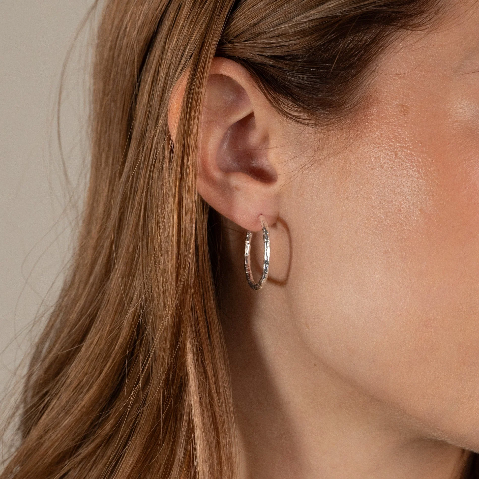 ELMA LARGE SILVER CREOL EARRING - Image 4