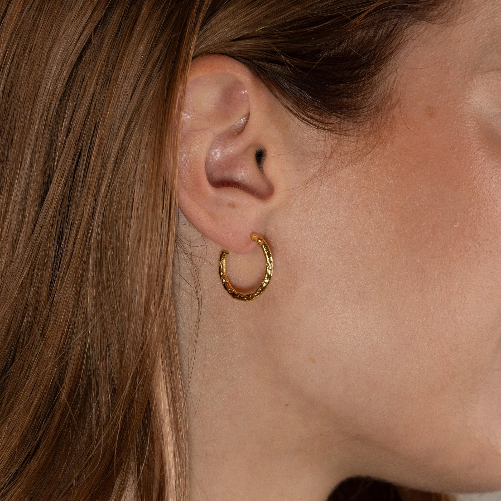 ELMA MEDIUM GOLDEN CREOL EARRING - Image 2