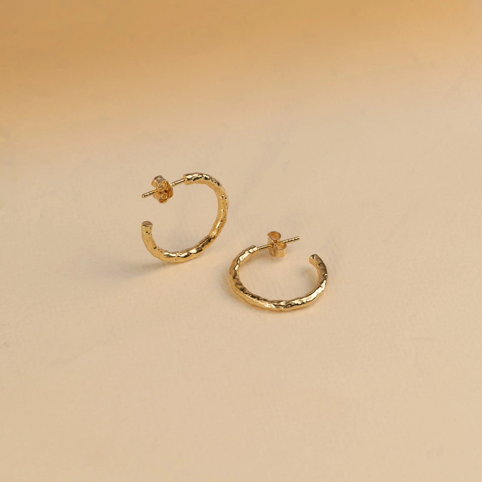 ELMA MEDIUM GOLDEN CREOL EARRING - Image 3