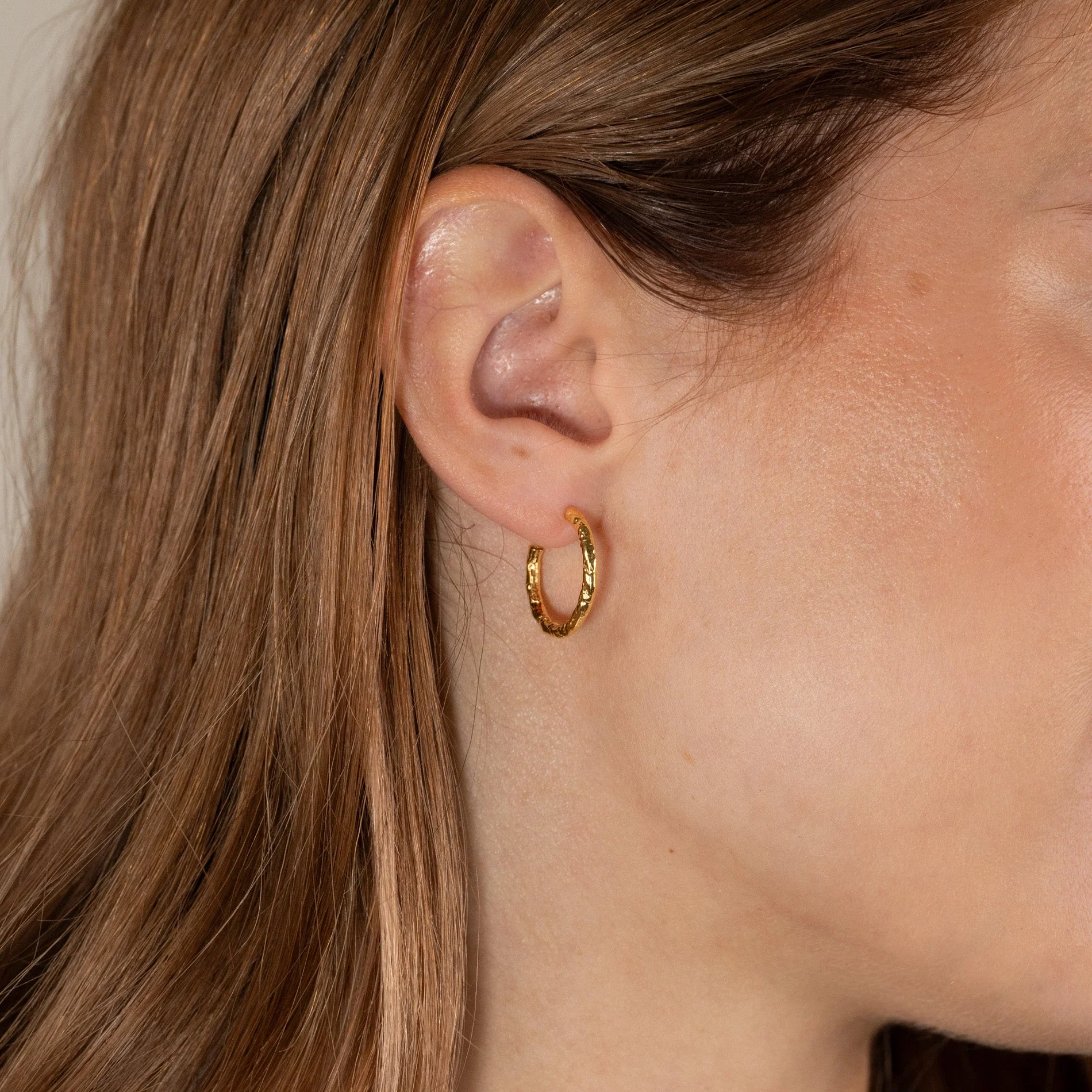 ELMA MEDIUM GOLDEN CREOL EARRING - Image 4