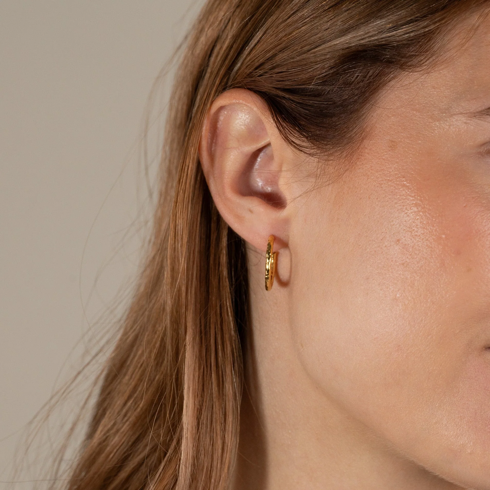 ELMA MEDIUM GOLDEN CREOL EARRING - Image 6